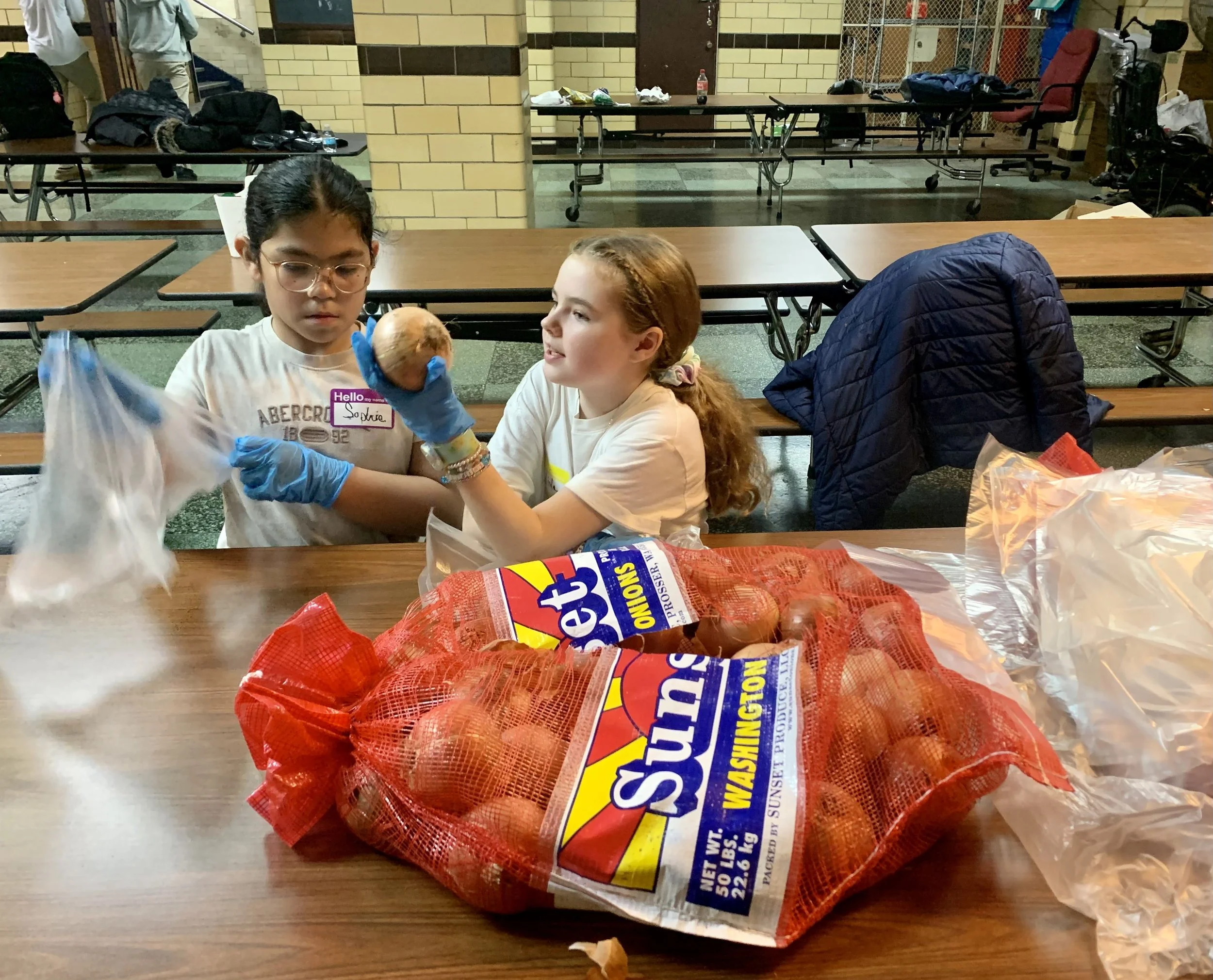 Ascension Students participate in the Food Pantry during Thanksgiving. “Los estudiantes de Ascension participan en la despensa de alimentos durante el Día de Acción de Gracias.