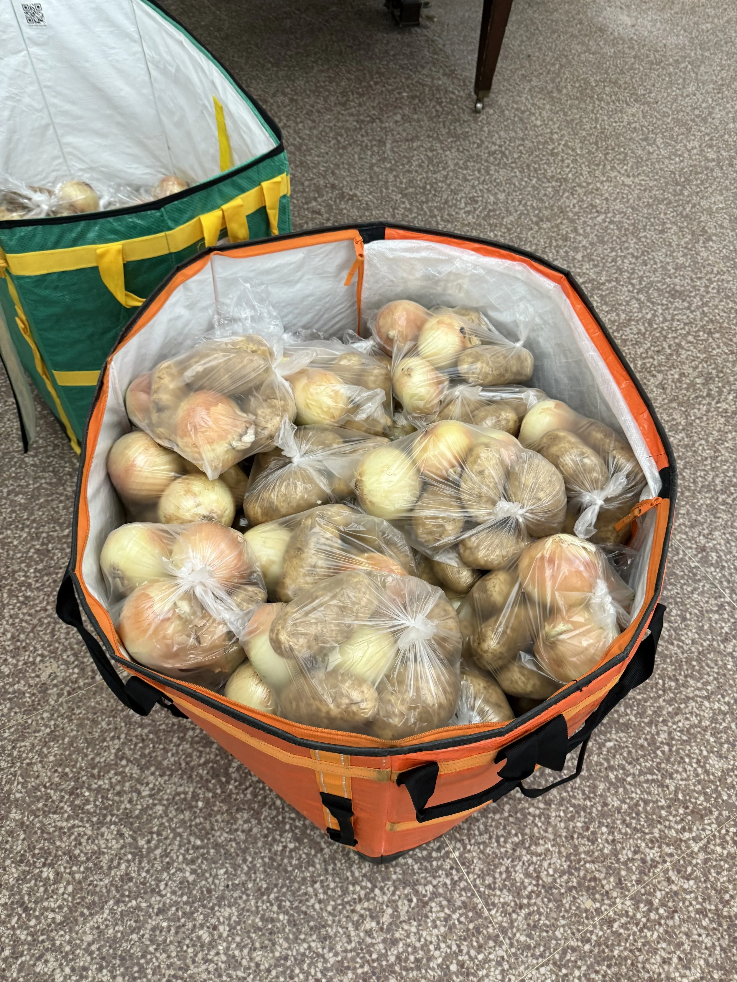 More potatoes from Costco and The Imagine Society at the July 2026 Pantry. Papas de Costco y The Imagine Society en la Despensa de julio de 2026.