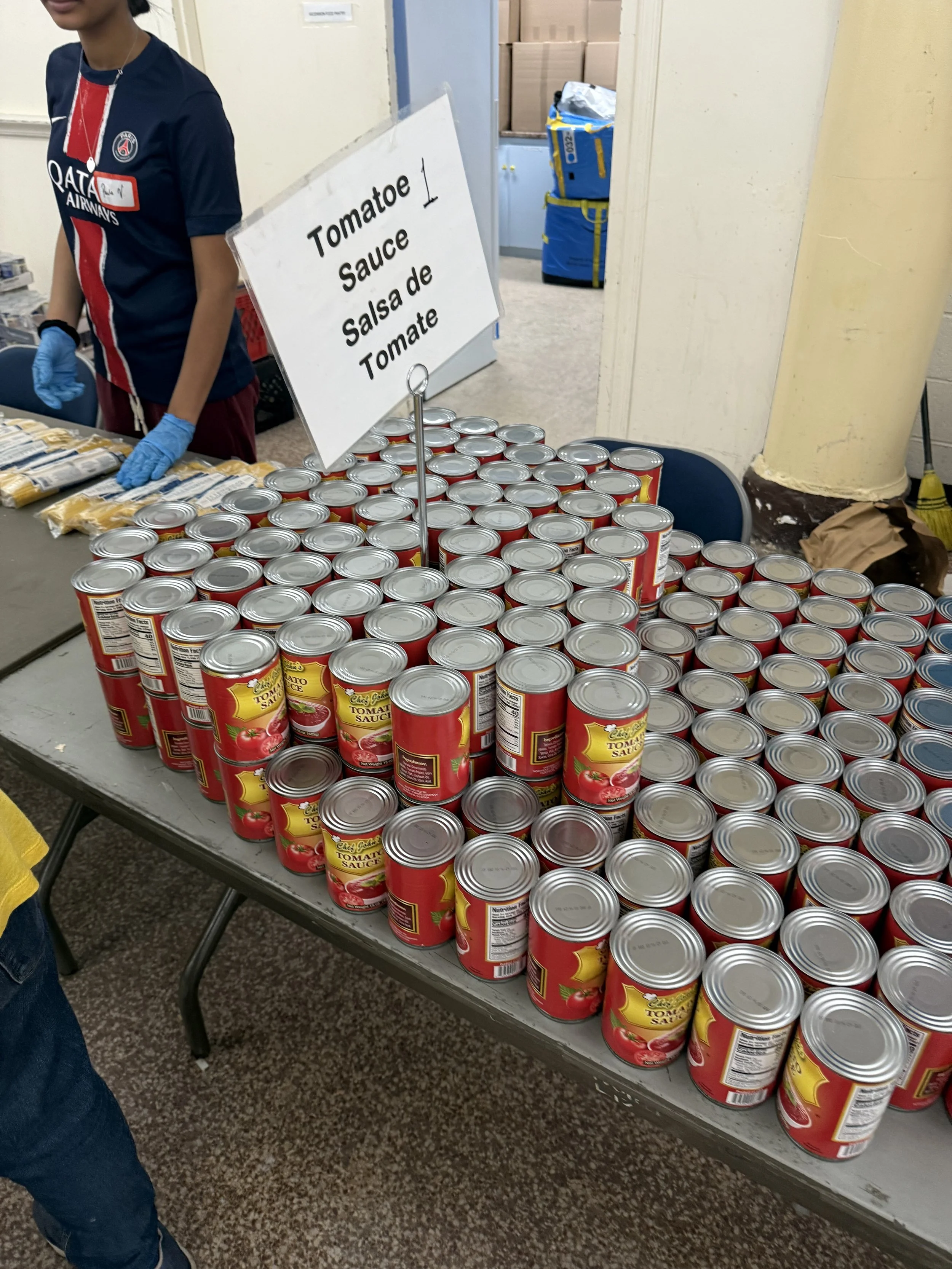 Canned goods from Costco and The Imagine Society at the July 2026 Pantry.  Alimentos enlatados de Costco y The Imagine Society en la Despensa de julio de 2026.
