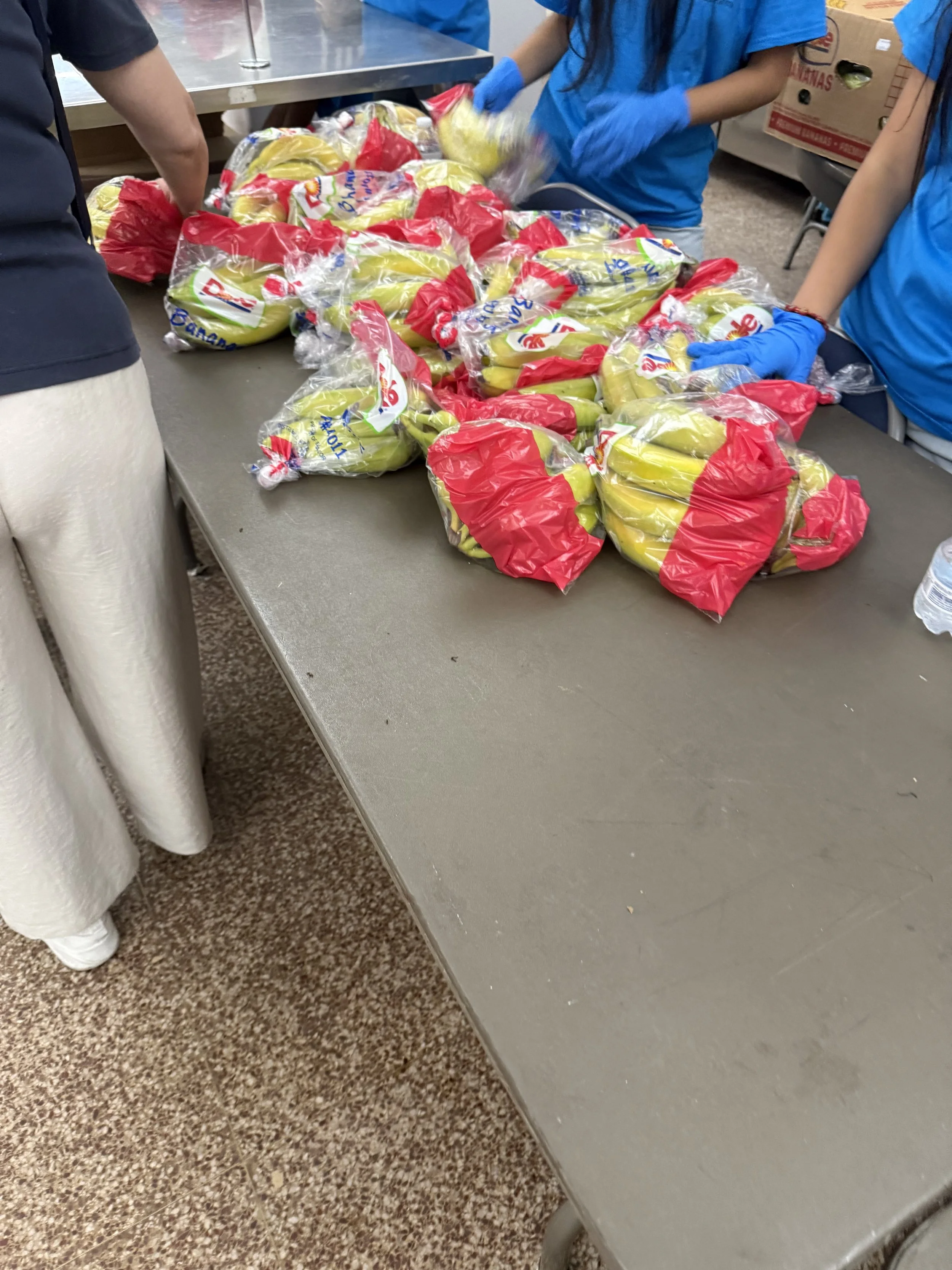 Bananas from Costco and The Imagine Society at the July 2026 Pantry.  Bananas de Costco y The Imagine Society en la Despensa de julio de 2026.