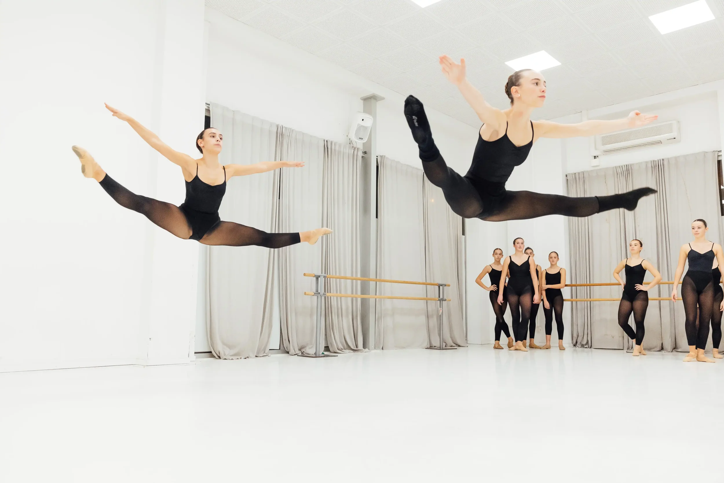 clase-ballet-infantil-formacion-pre-professional-dansa-royal-academy-of-dance-vic-osona-images-04.webp