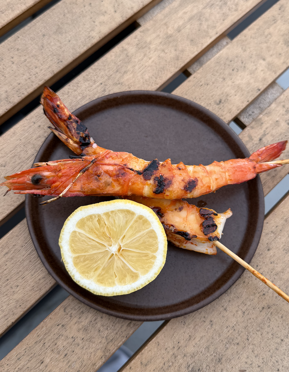 Grilled shrimp with lemon, served simply