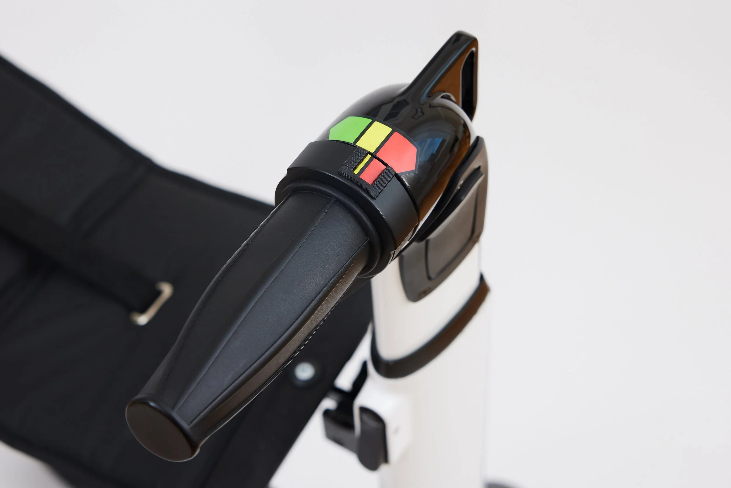 Close-up of a modern keyless car ignition system with a black and gray interface and a small Belgian flag sticker.