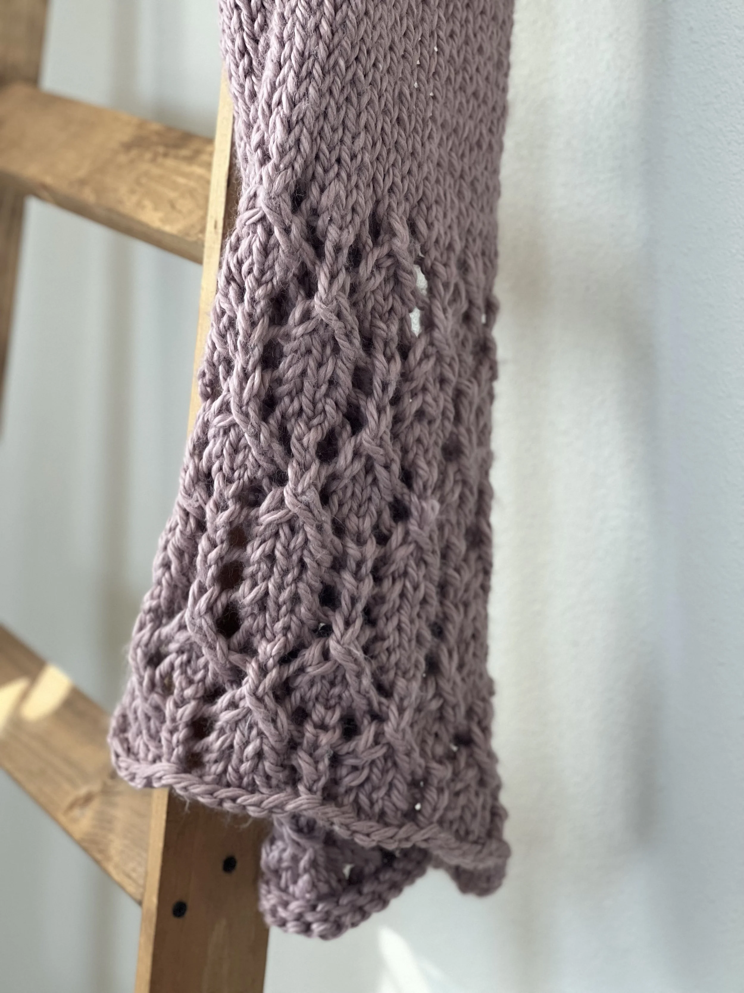 lace edge detail of easy knit scarf pattern in super bulky yarn