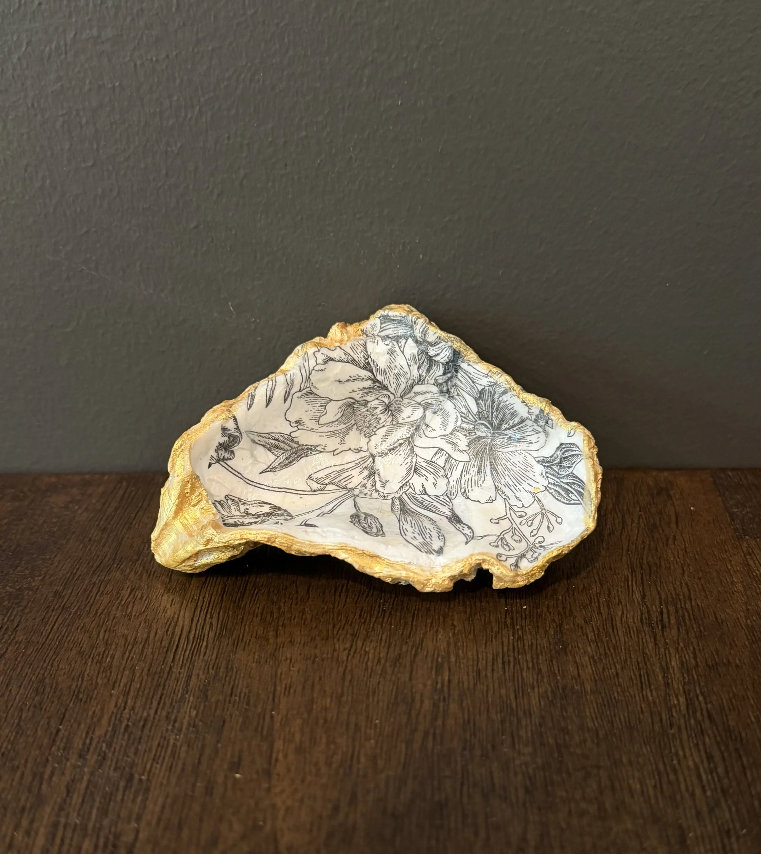 Black & White Floral Oyster Shell