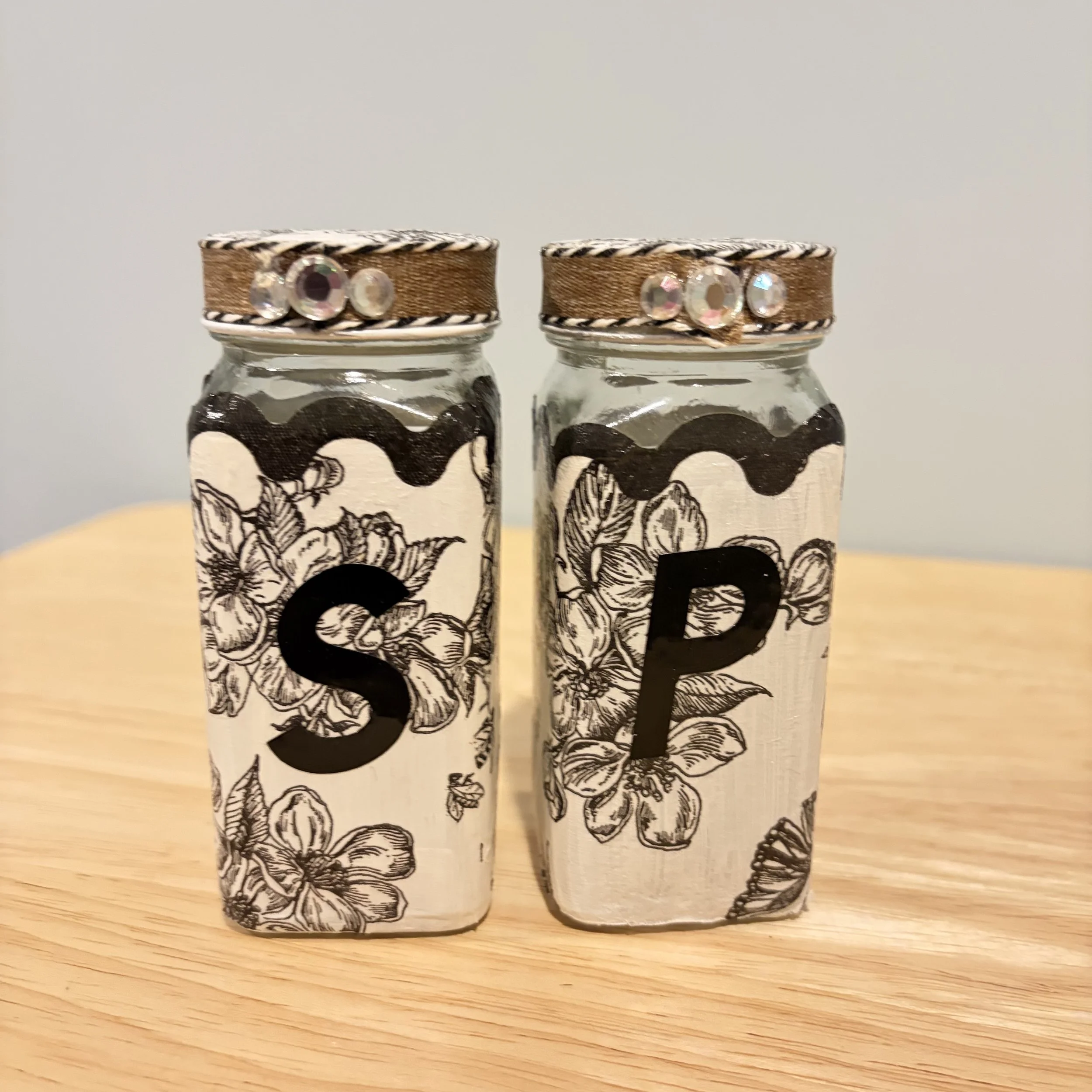 Black & White Floral Shakers