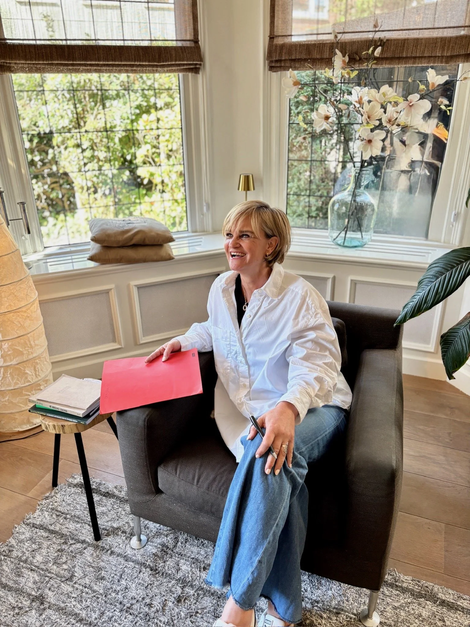 Een ervren coachi in haar coachruimte in gesprek met een coachee. coaching voor mensen  in Haarlem en omgeving.Bleomendaal, Heemstede, Aerdenhout. Coaching voor jongeren, coaching voor studenten, coaching voor mannen en vrouwen. Life coaching.