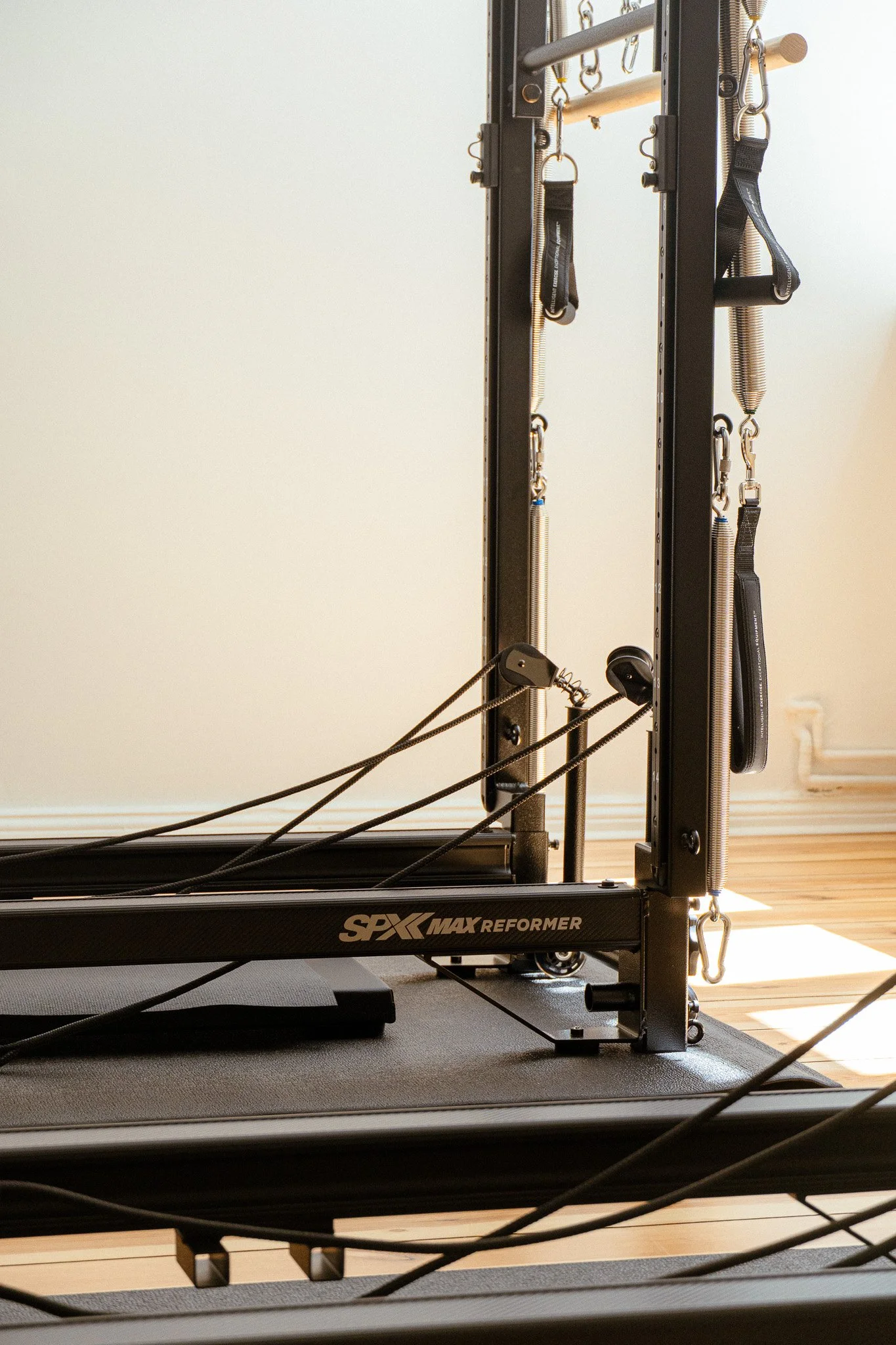 Ein Ausschnitt von einem Reformer Pilates Apparatus.