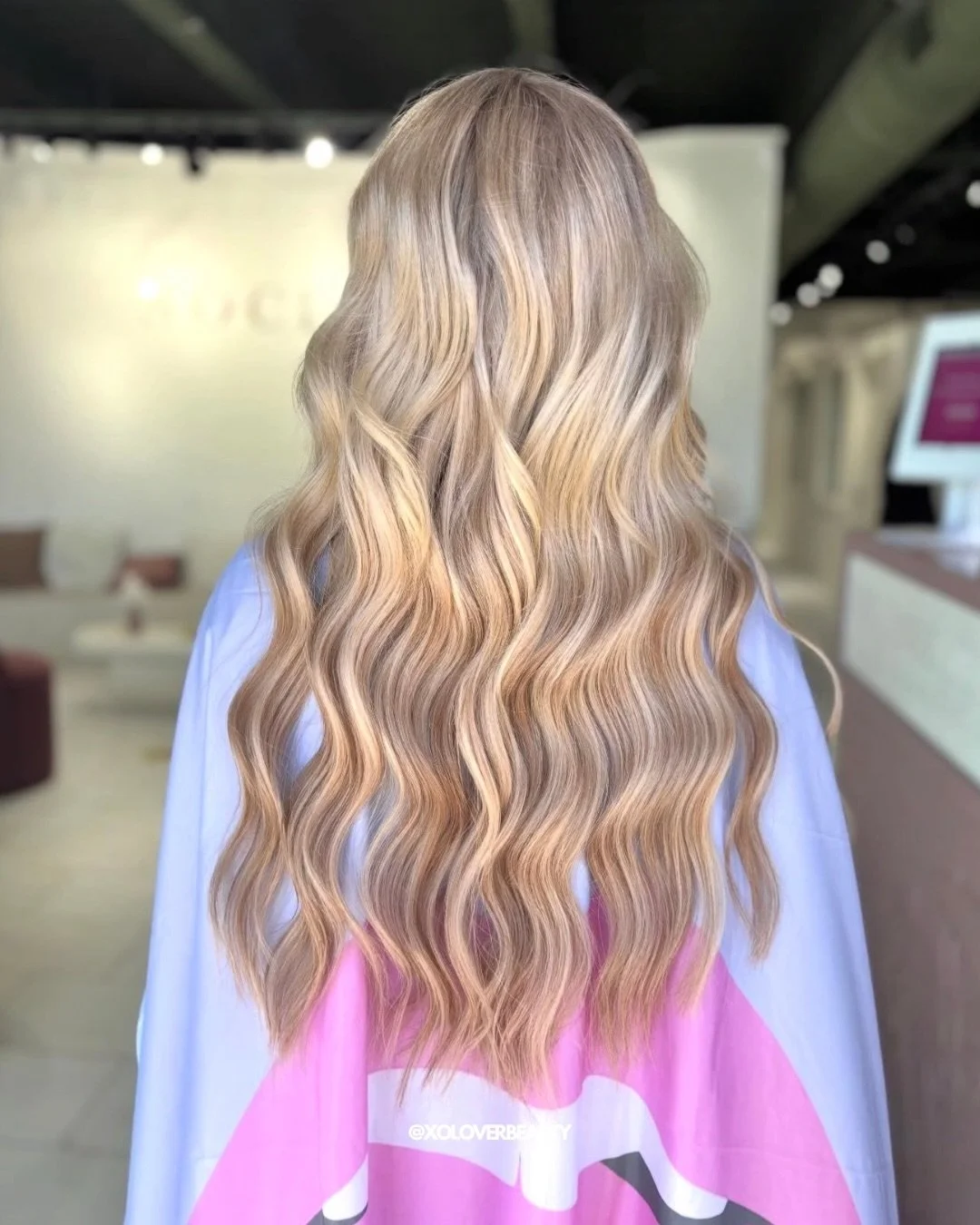 She&rsquo;s an XO Lover girlie through and through 💞💋 @hairxjadaaddison created this beautiful seamless blend for her client using 3 rows of XO Lover 22&rdquo; extensions. We have to say we are obsessed! 😍

summer, blonde, lived-in look, hair exte