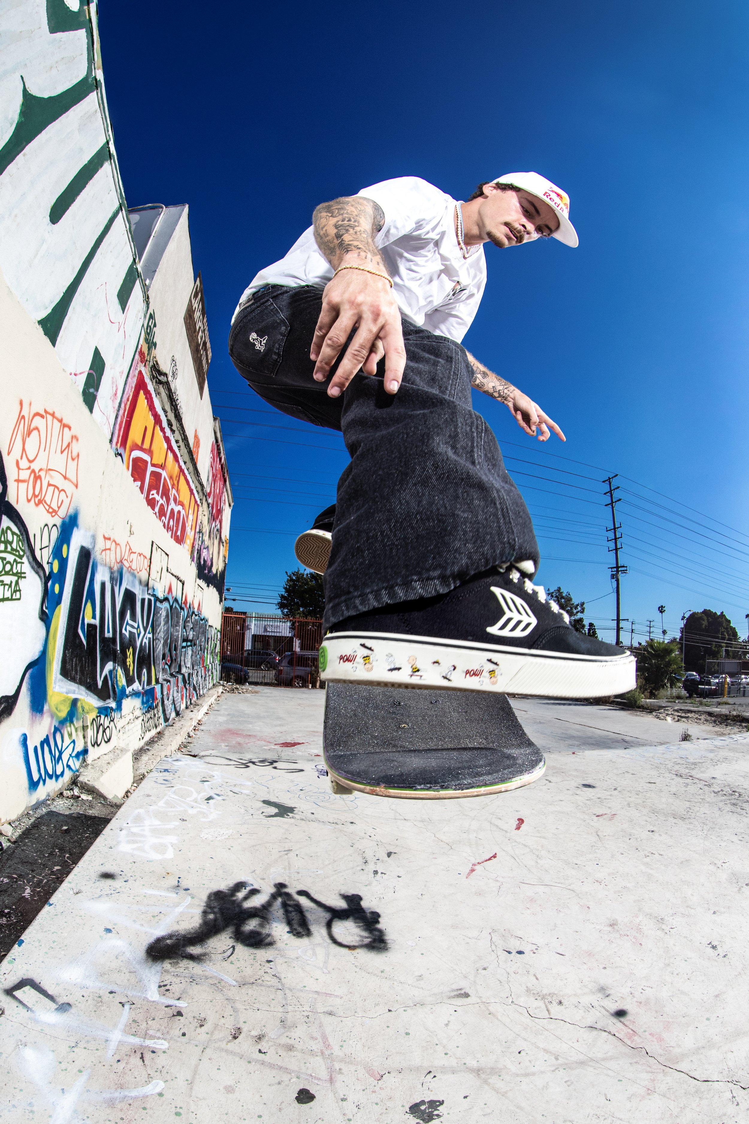 Gustavo kickflip in peanuts Niaocas 2.JPG