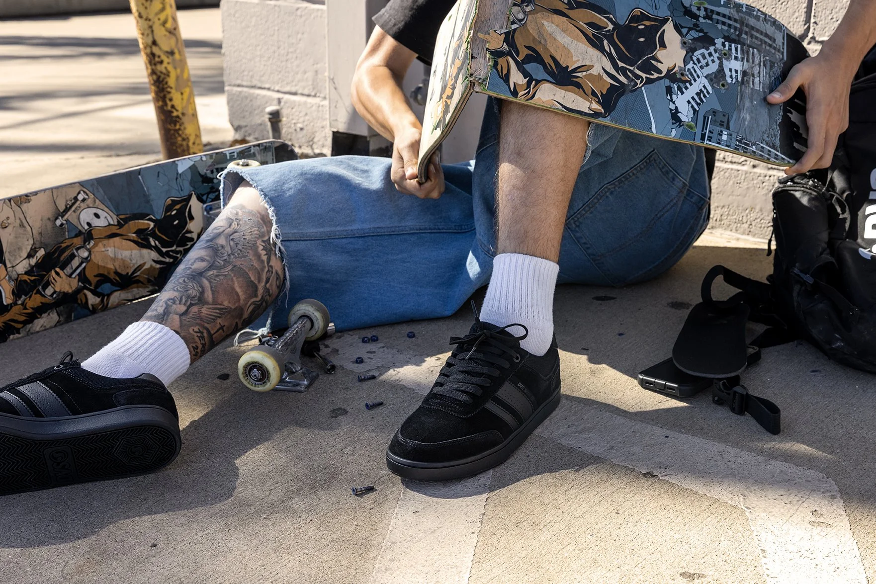 Steven changing board in black-black milans product photo.jpg