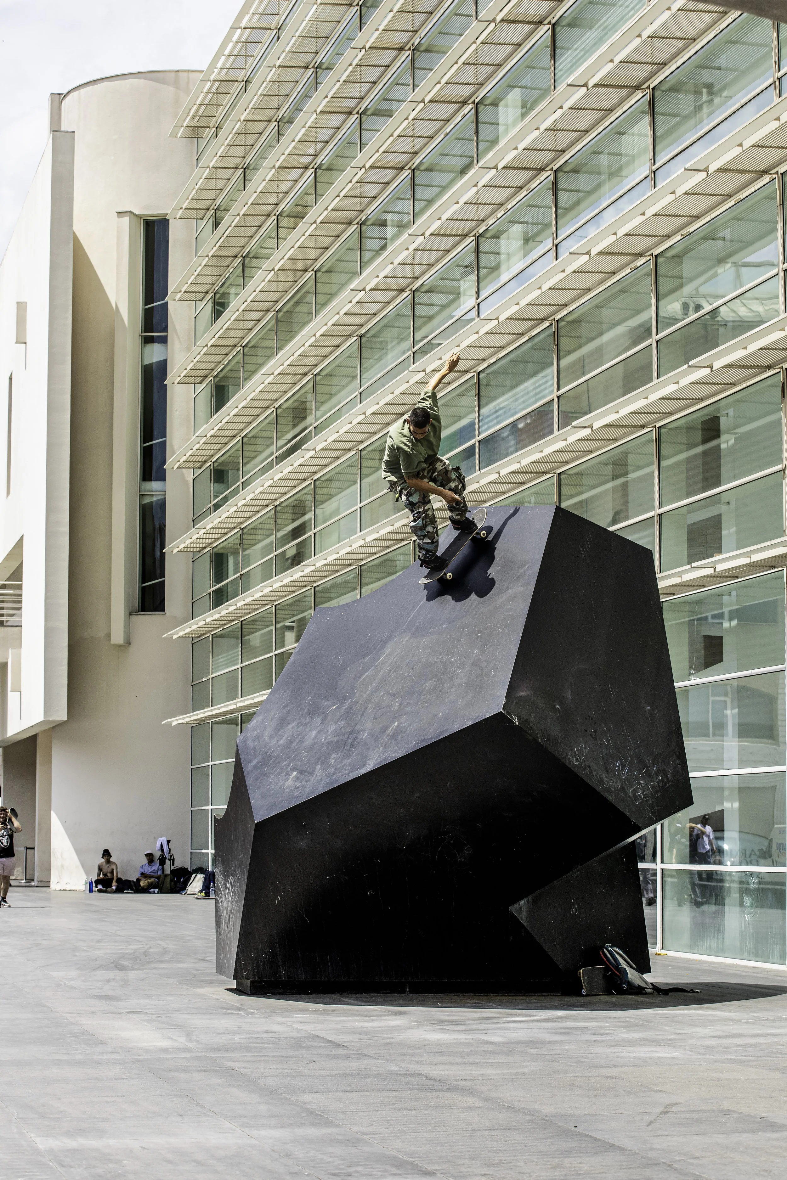 Chavao sw drop in on Macba statue.jpg