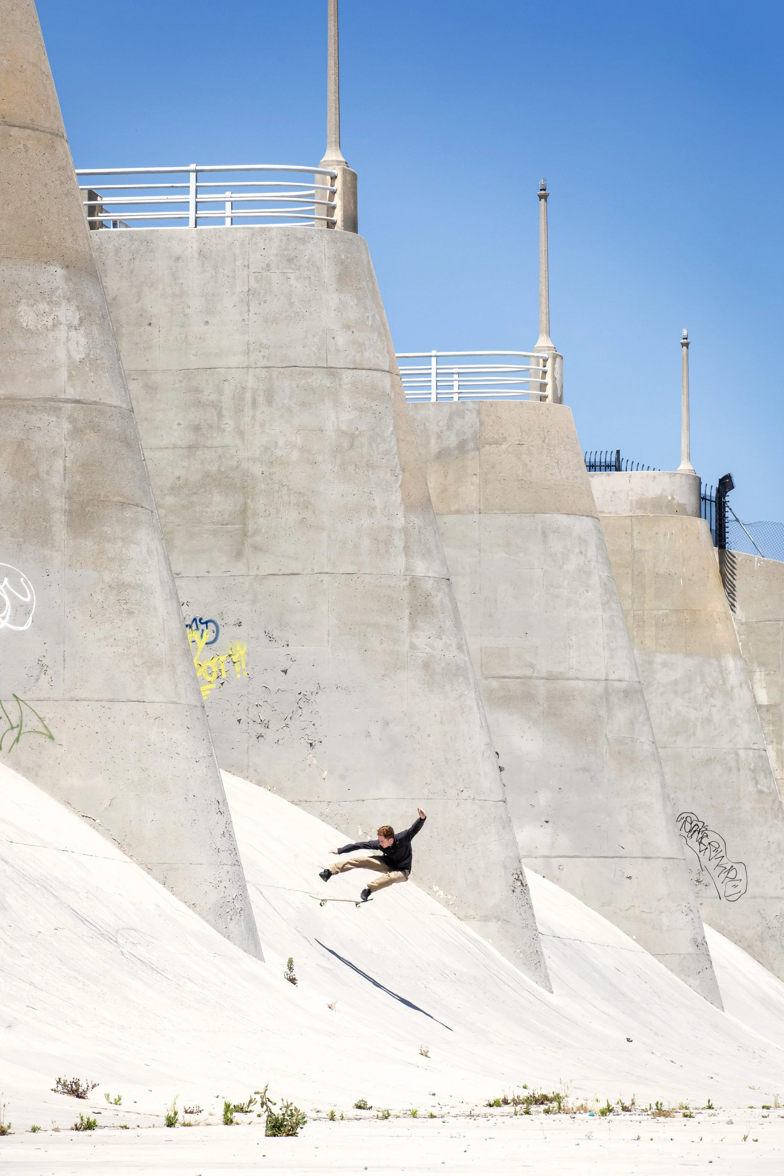 Tyler kickflip to fakie on bank in dam 1.JPG