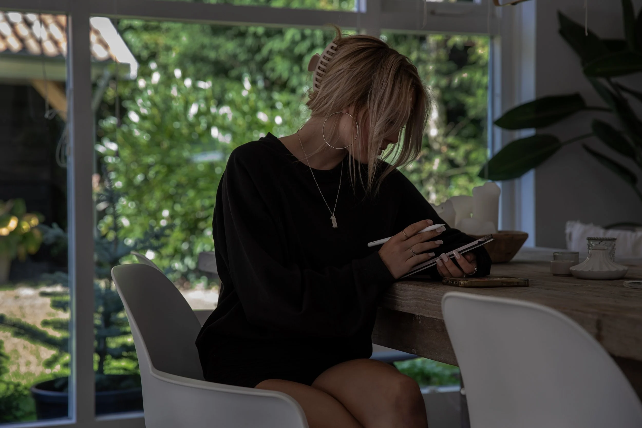Sterre working on her iPad at home portrait 8.JPG