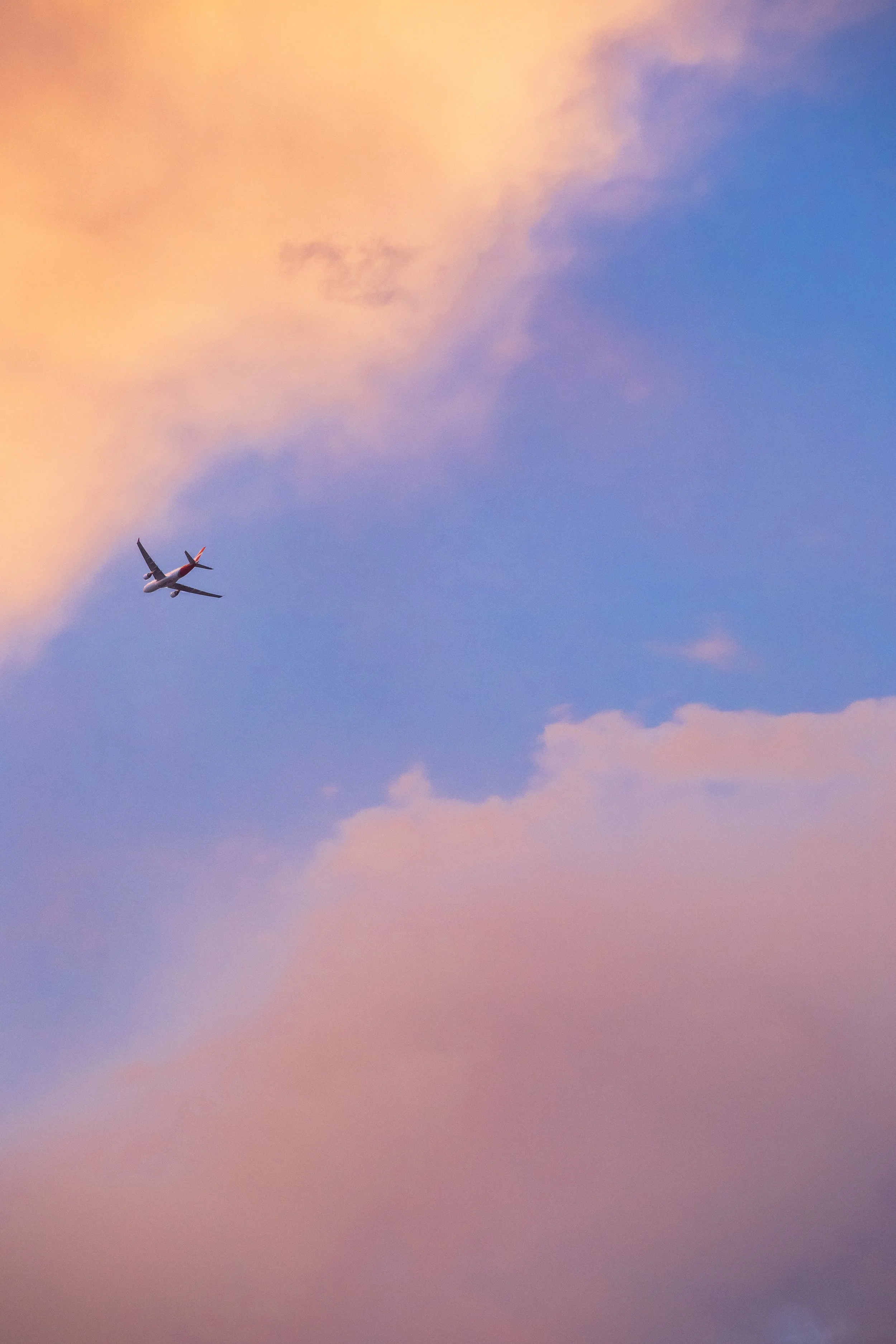 Plane flying through sky 2.JPG