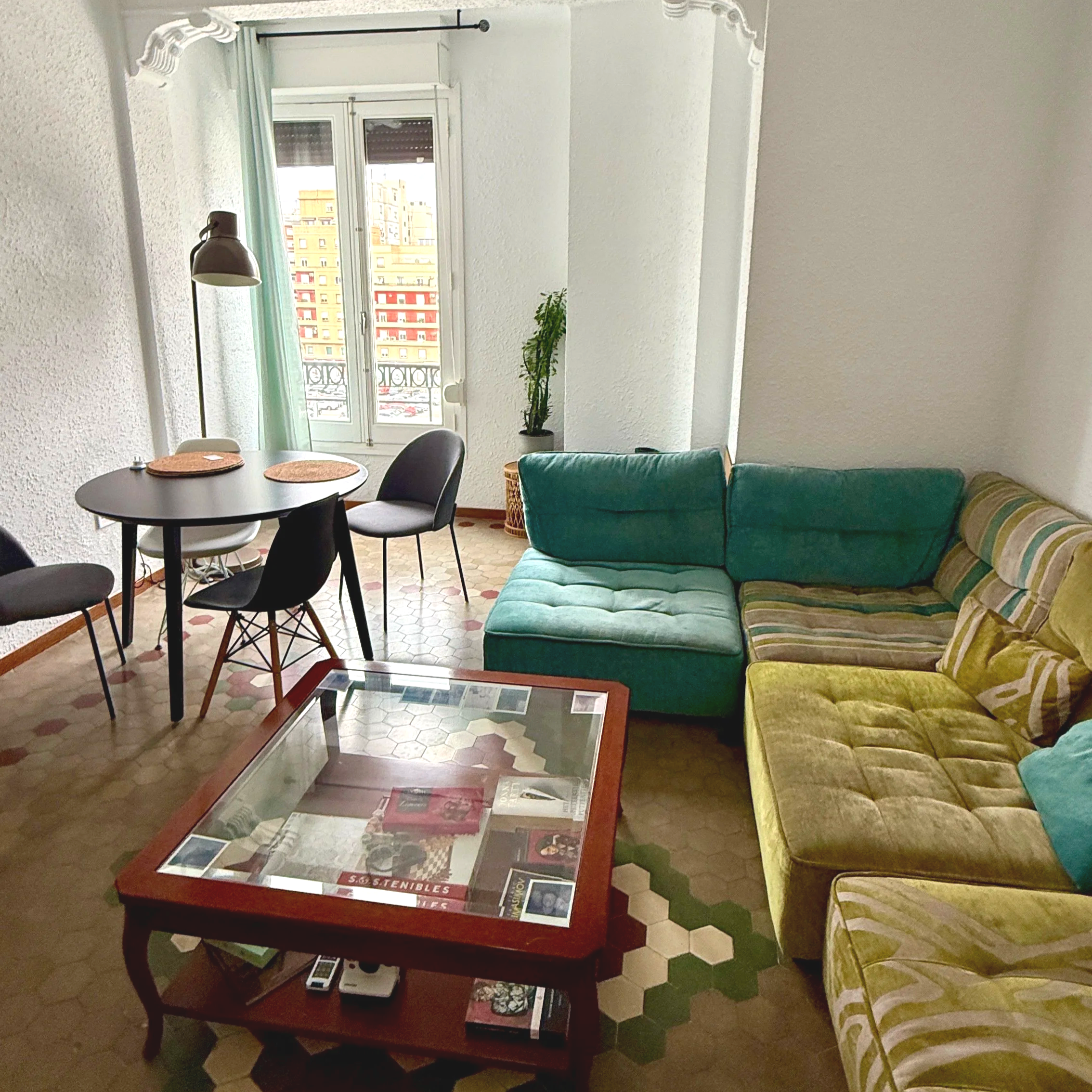 Living room with couch and dining table at Folks Coliving in Valencia, Spain