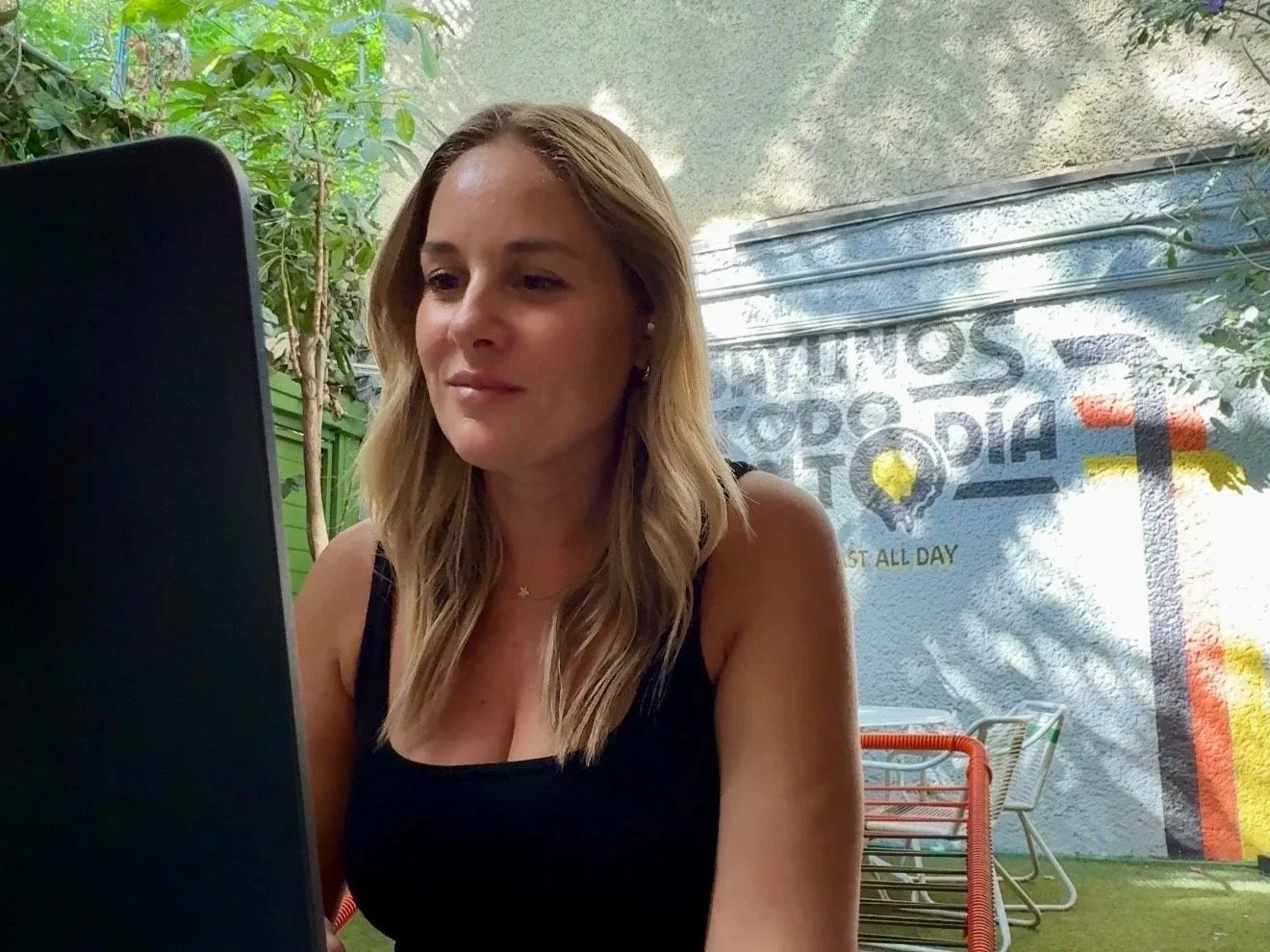 Megan working from Boicot Cafe in Condesa in Mexico City, Mexico