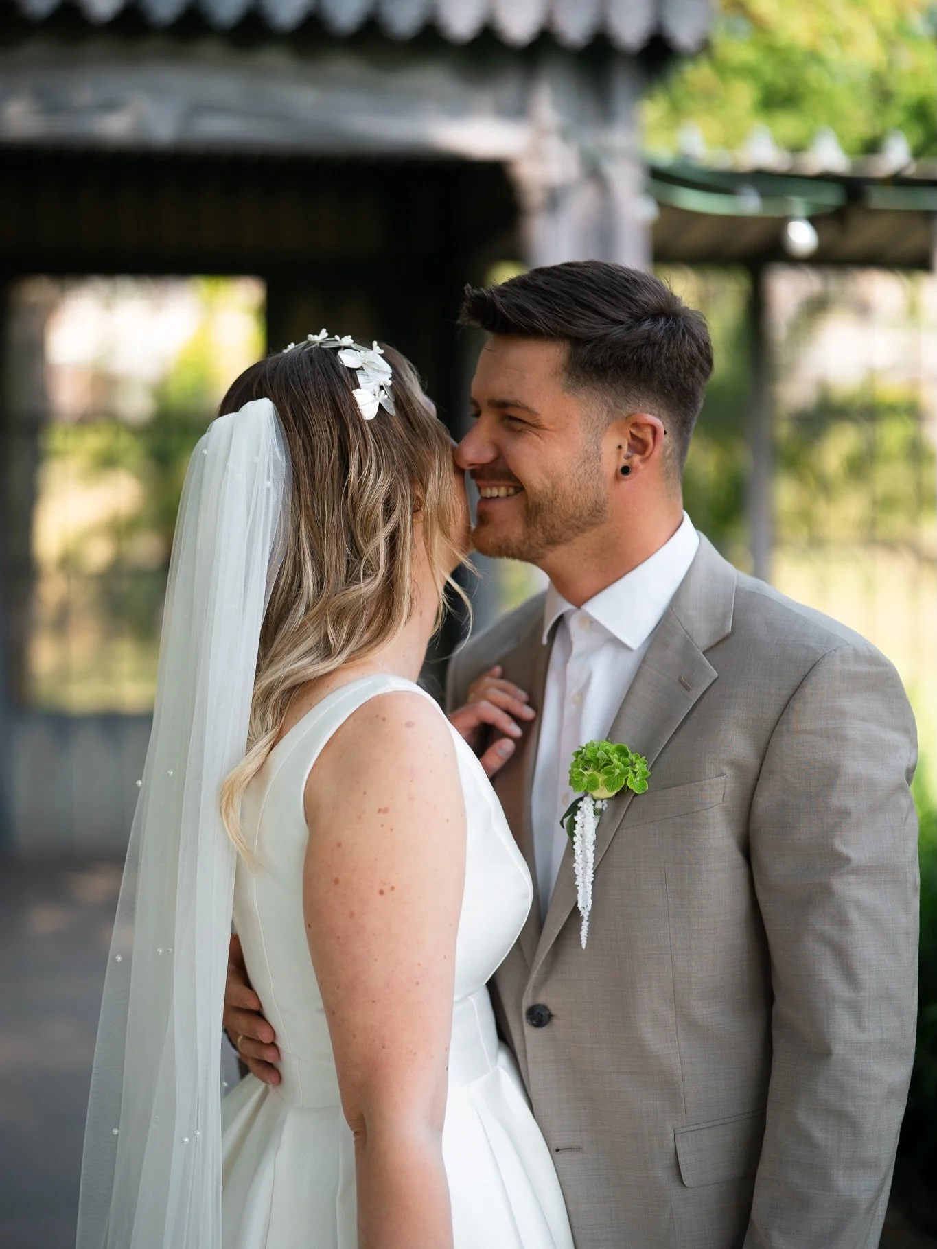 Guten Start in die Woche 🌿

#hochzeitsfloristik #brautstrau&szlig; #wedding2026 

Fotos: @ohshoot.fotografie 
Kleid: @brautmoden_kroener_ 
H&amp;M: @dasbeautyloft 
Floristik: @goldmarie.manufaktur 
Haarschmuck: @dasbeautyloft 
Location: @wilhelma_st