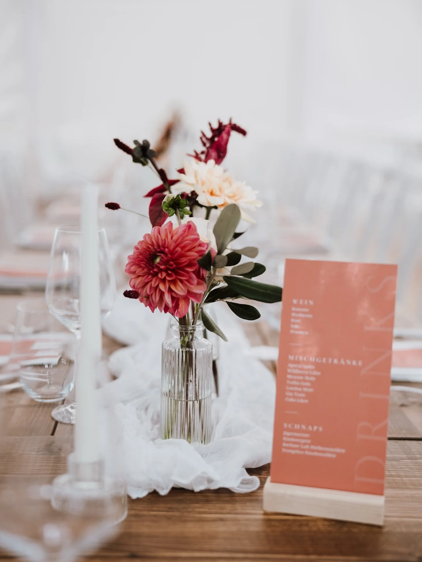happy sunday! 🧡

Papeterie, Deko &amp; Floristik - alles aus einer Hand 🫱🏻&zwj;🫲🏼
F&uuml;r ein stimmiges Gesamtergebnis ✨

Location: @waldgefluester_eventlocation 
Foto: @markuslichtenstein_fotografie