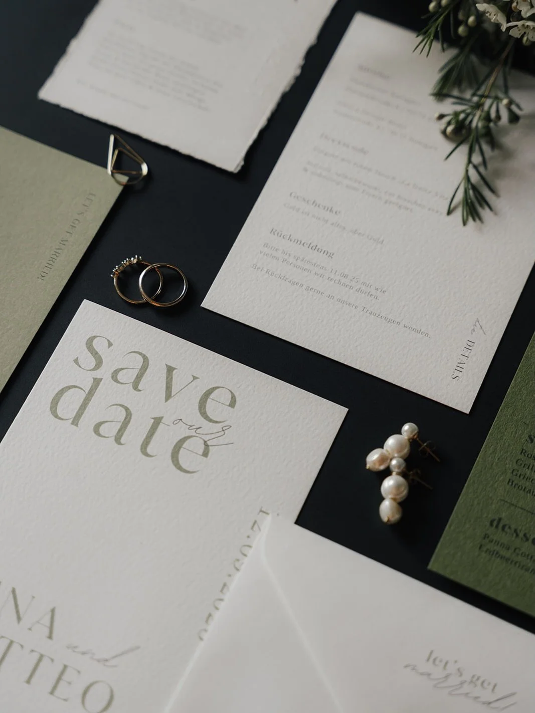 Waldgr&uuml;n &amp; Naturwei&szlig; &ndash; die perfekte Kombination f&uuml;r eine nat&uuml;rliche, elegante Hochzeit. 🤍🌿

#papeterie #einladung #savethedate