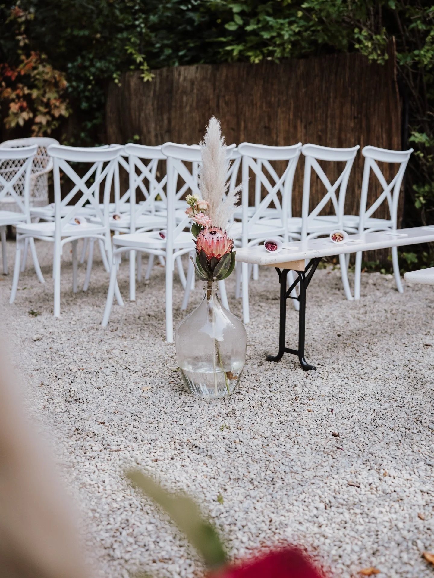 happy weekend 🤍

Location: @waldgefluester_eventlocation 
Fotos: @markuslichtenstein_fotografie 
Floristik &amp; Deko: @goldmarie.manufaktur 

#hochzeitsdeko #weddinginspo #weddinglocation #weddingday #wedding2026