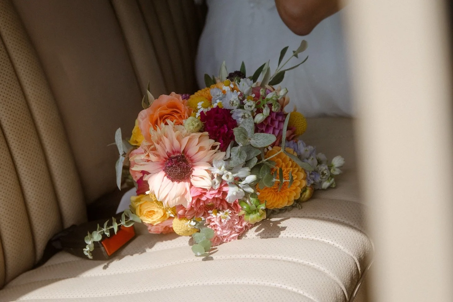 frohe ostern 🐰💛🌿

Fotos: @lenaadelmann.weddings 

#hochzeitsfloristik #weddingday #wedding2026 #bridalbouquet