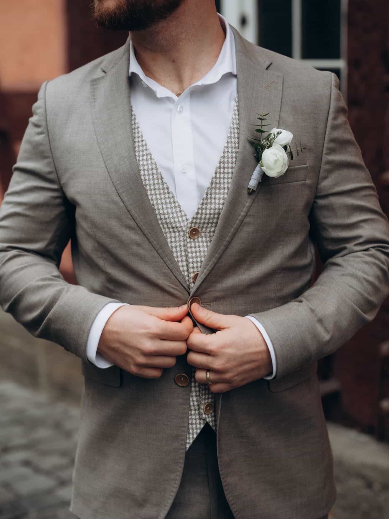 simple little detail 🤍

Fotos: @oka.wedding_ 

#boutonniere #wedding2026 #bridalbouquet #ranunkeln #brautstrau&szlig;