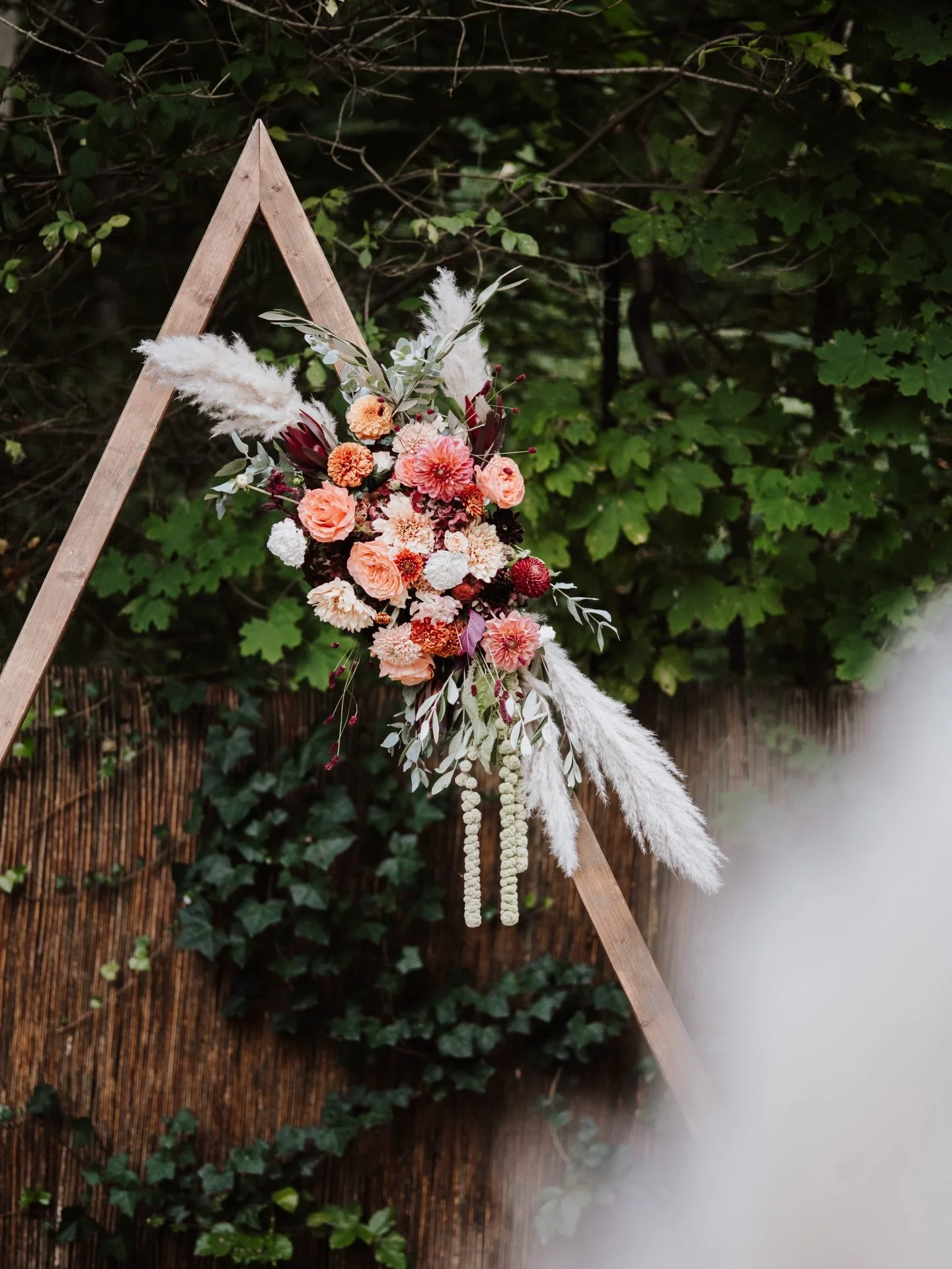 happy sunday 🫶🏼

Fotos: @markuslichtenstein_fotografie 
Location: @waldgefluester_eventlocation 
Floristik, Deko &amp; Papeterie: @goldmarie.manufaktur 

#hochzeitsfloristik #papeterie #wedding2026