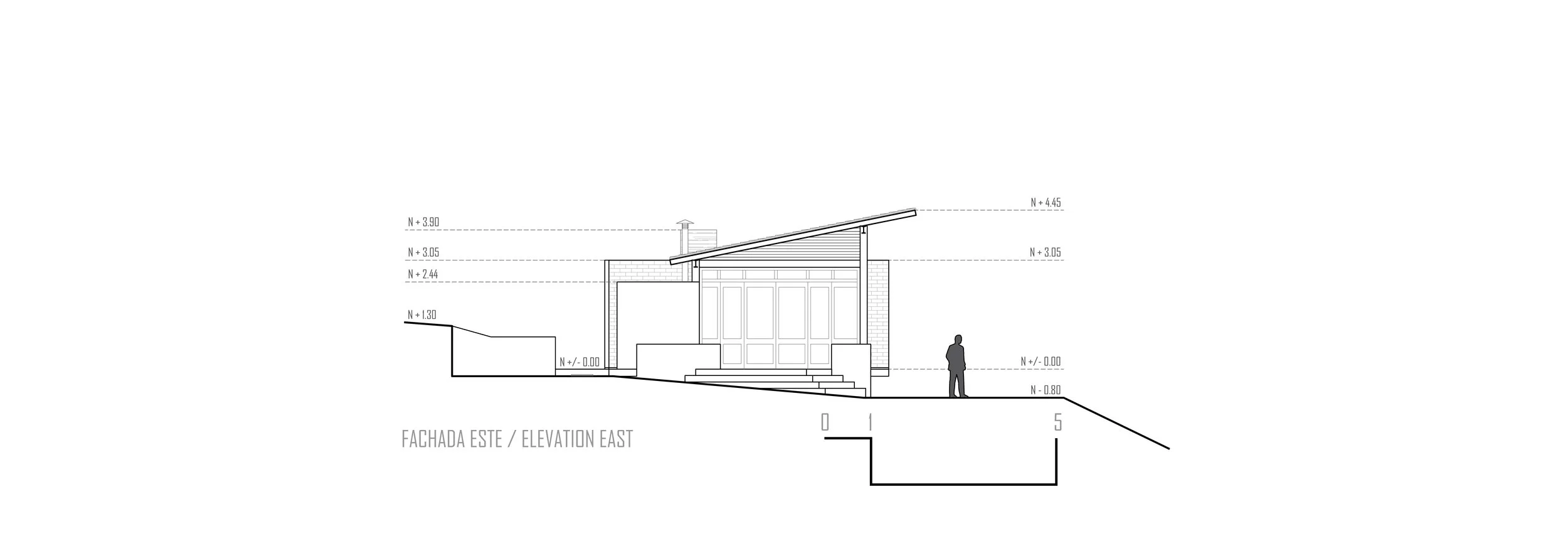 Plano de elevación de una construcción residencial, muestra la fachada este con diferentes niveles y un techo inclinado, junto a una figura humana para escala.