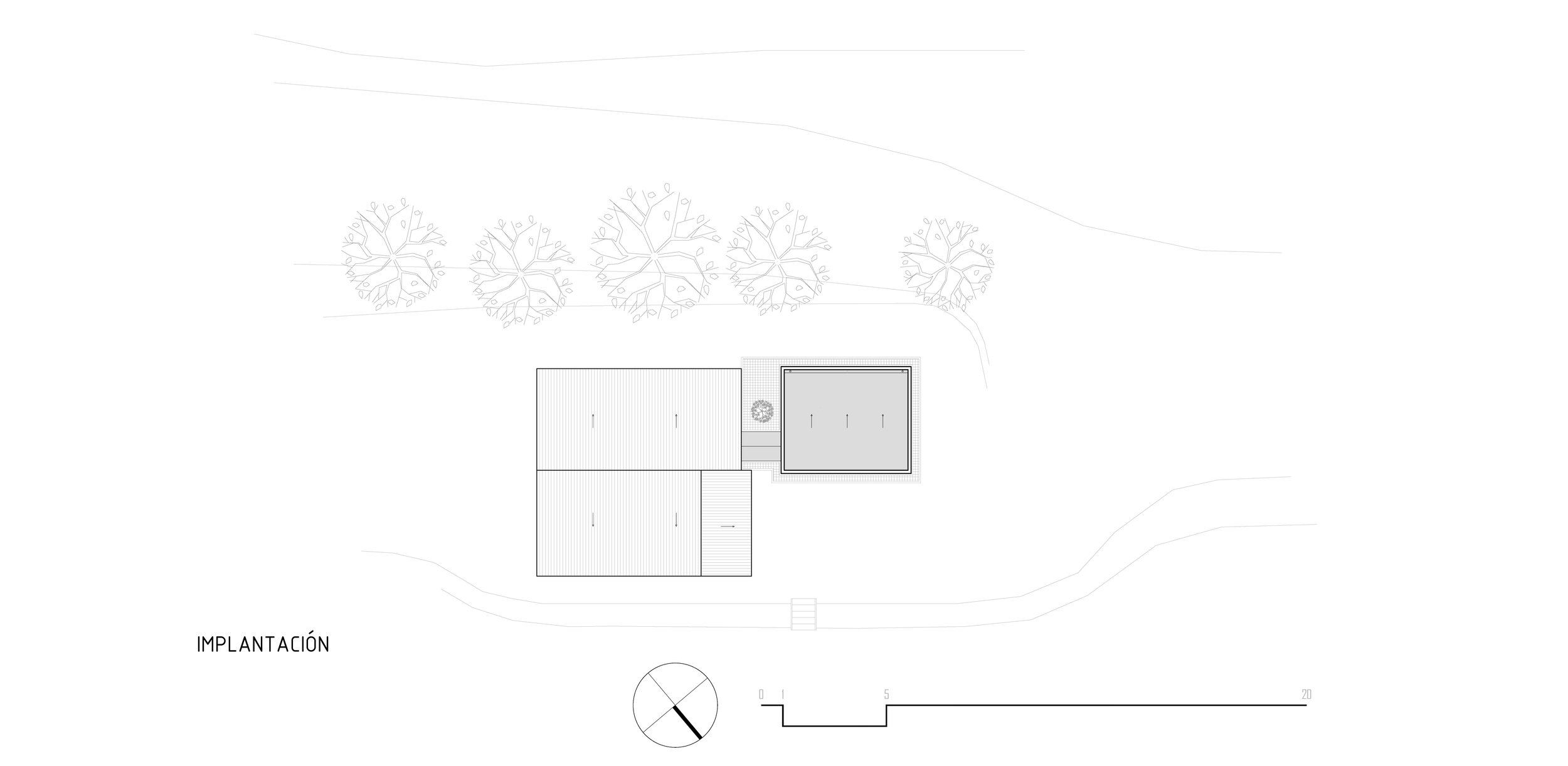 Plano de planta de un diseño arquitectónico con árboles y una estructura rectangular en el centro, etiquetado como 'Implantación'.