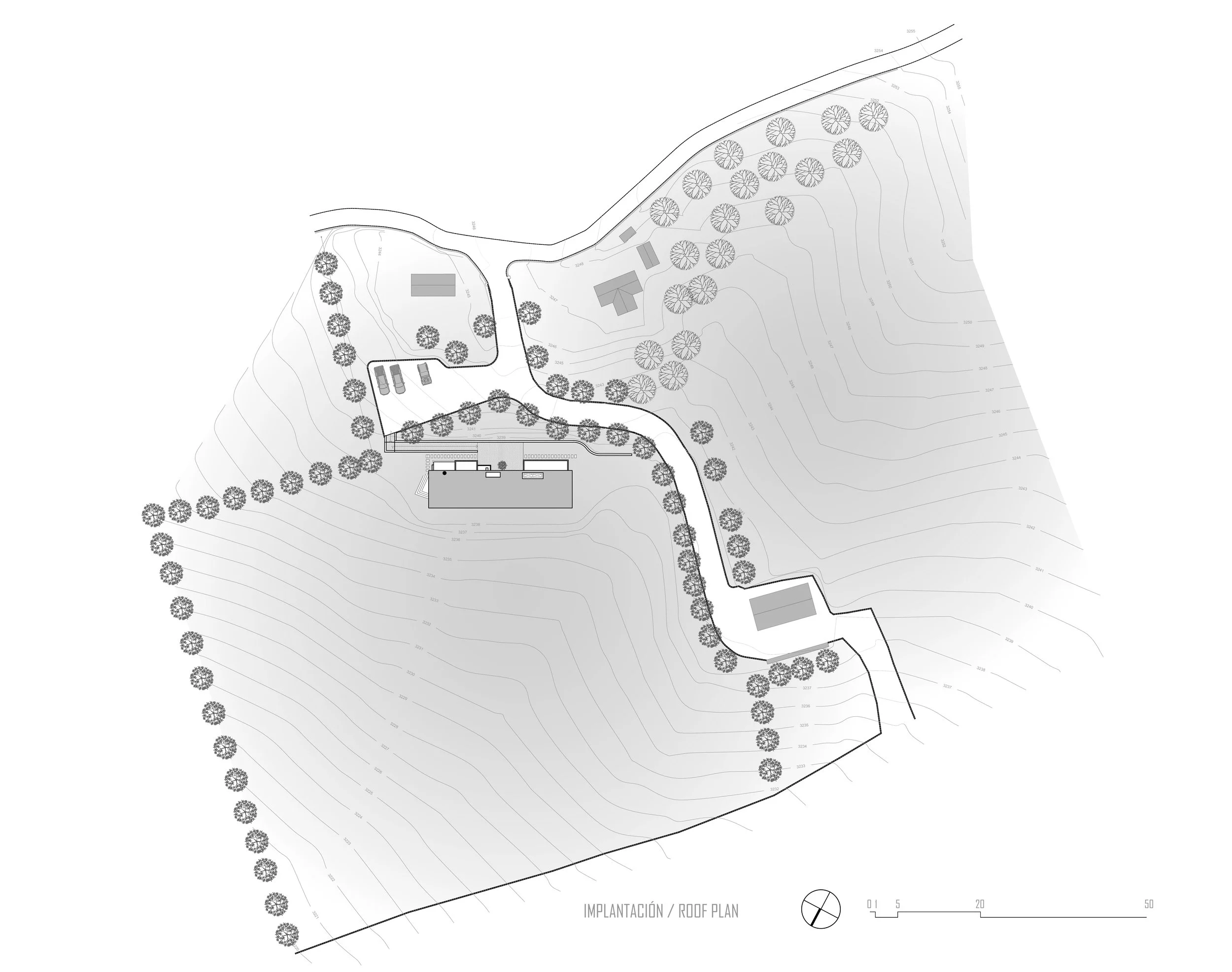 Plano del techo de una propiedad, mostrando árboles, caminos y estructuras, con contornos de elevación y detalles del diseño arquitectónico.