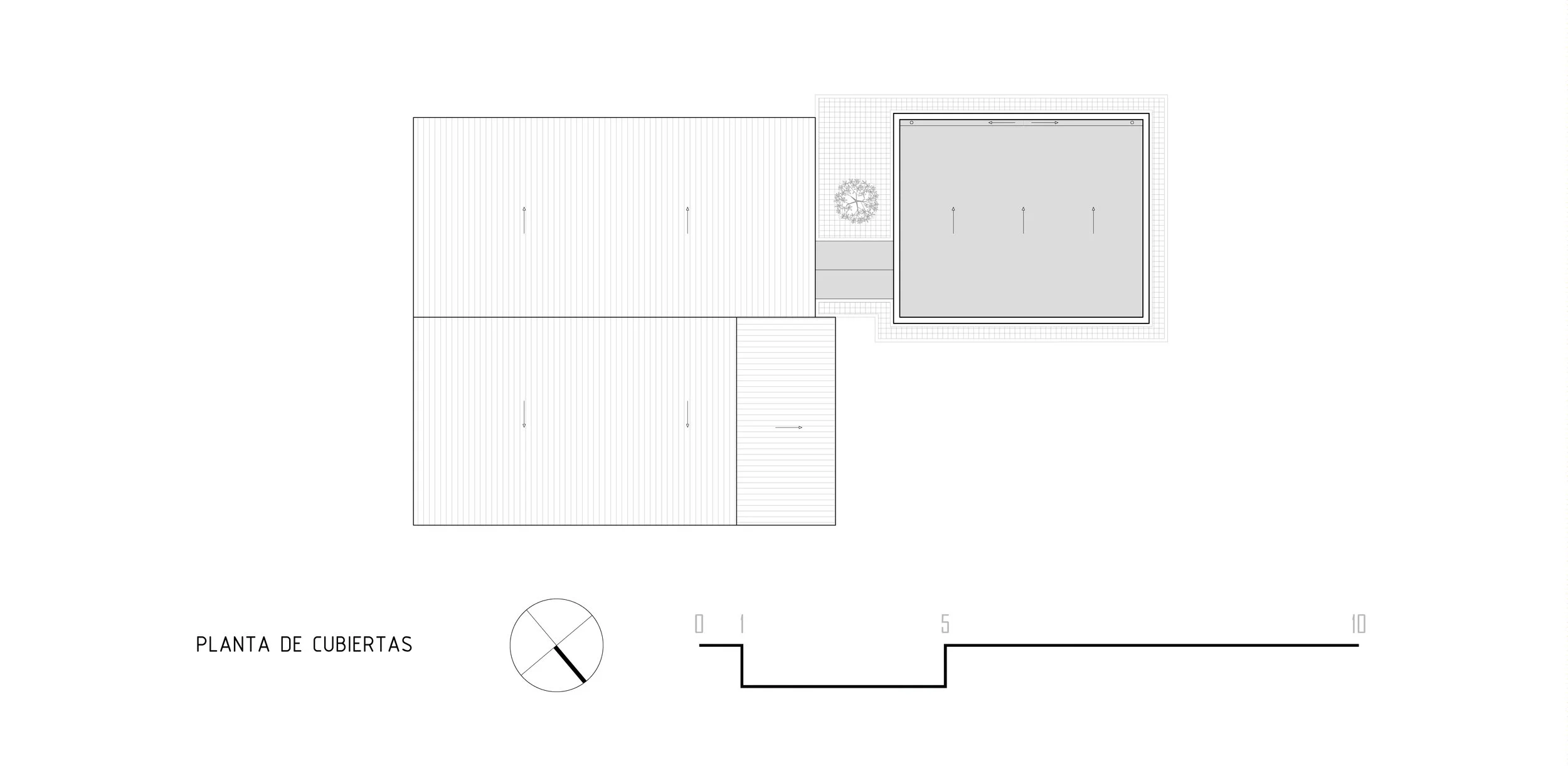 Plano de techos de una estructura arquitectónica, con diferentes áreas incluyendo un espacio definido para una piscina y áreas de conexión, con una orientación mediante una rosa de los vientos.