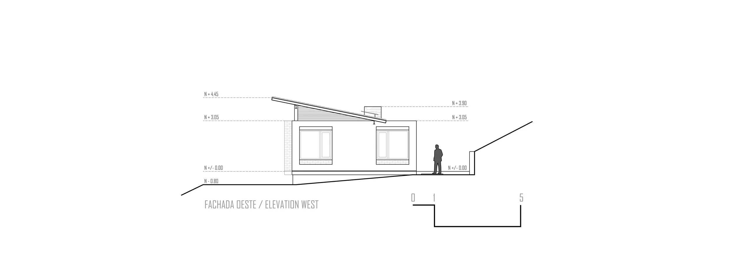 Dibujo técnico de la fachada oeste de un edificio, muestra una estructura con ventanas y un techo inclinado, escala y niveles de altura marcados, figura humana para referencia, texto en español e inglés.