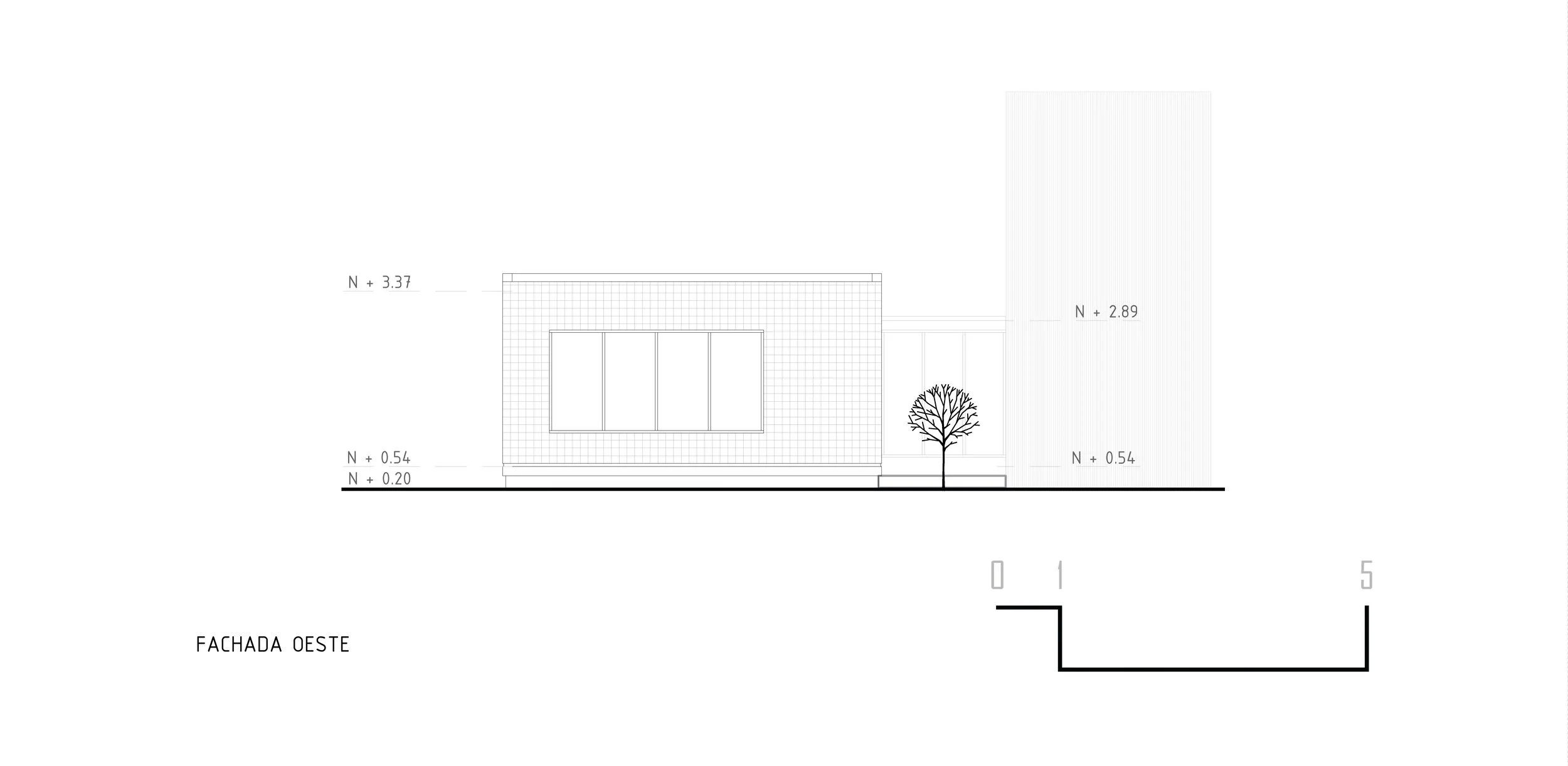 Dibujo técnico de la fachada oeste de un edificio, que muestra la elevación lateral con detalles arquitectónicos, niveles, una puerta y una planta con un árbol.