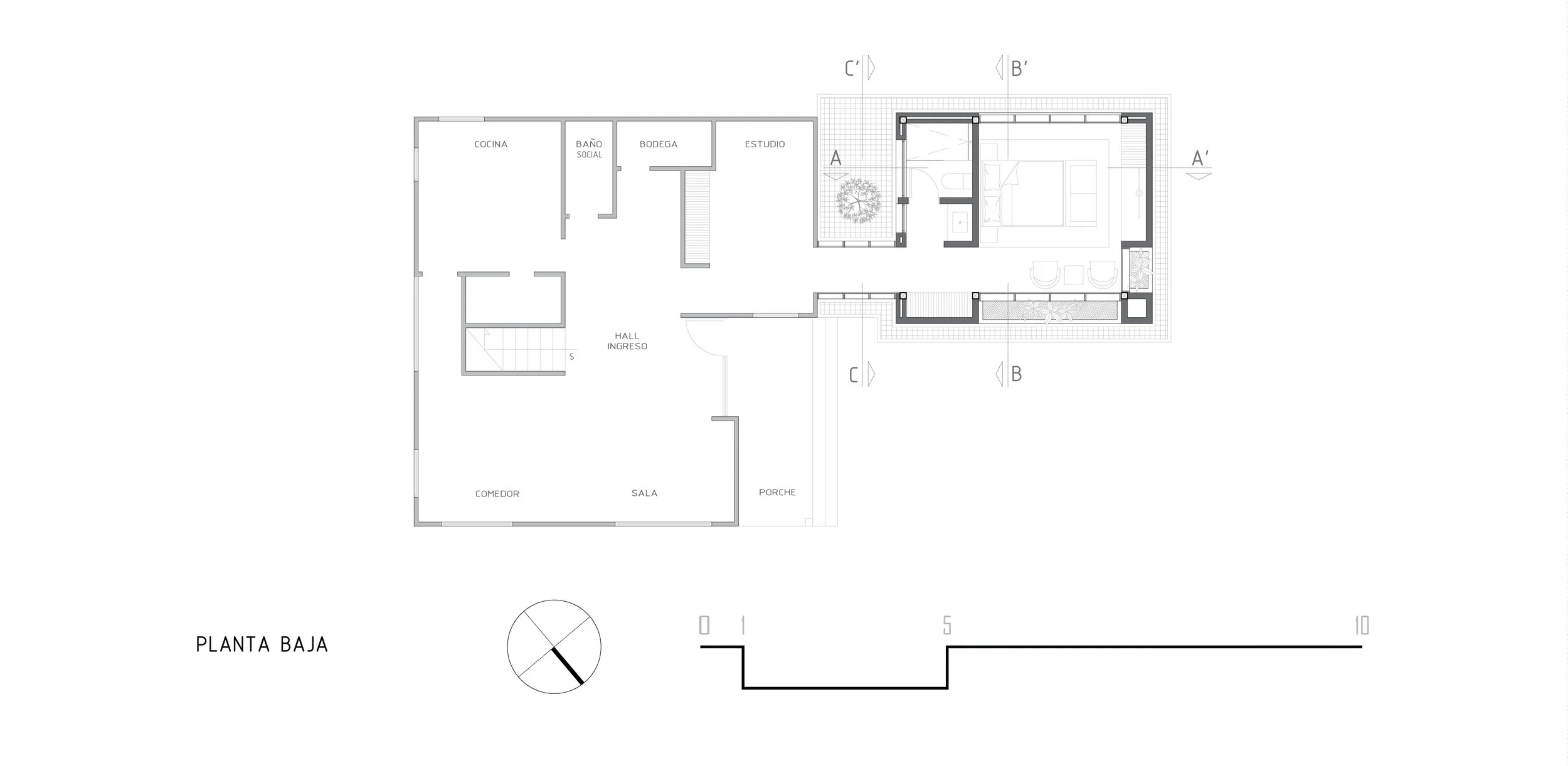 Plano de planta de una casa en la planta baja con áreas como cocina, baño social, bodega, estudio, recibidor, sala, comedor, porche y un patio con árbol.