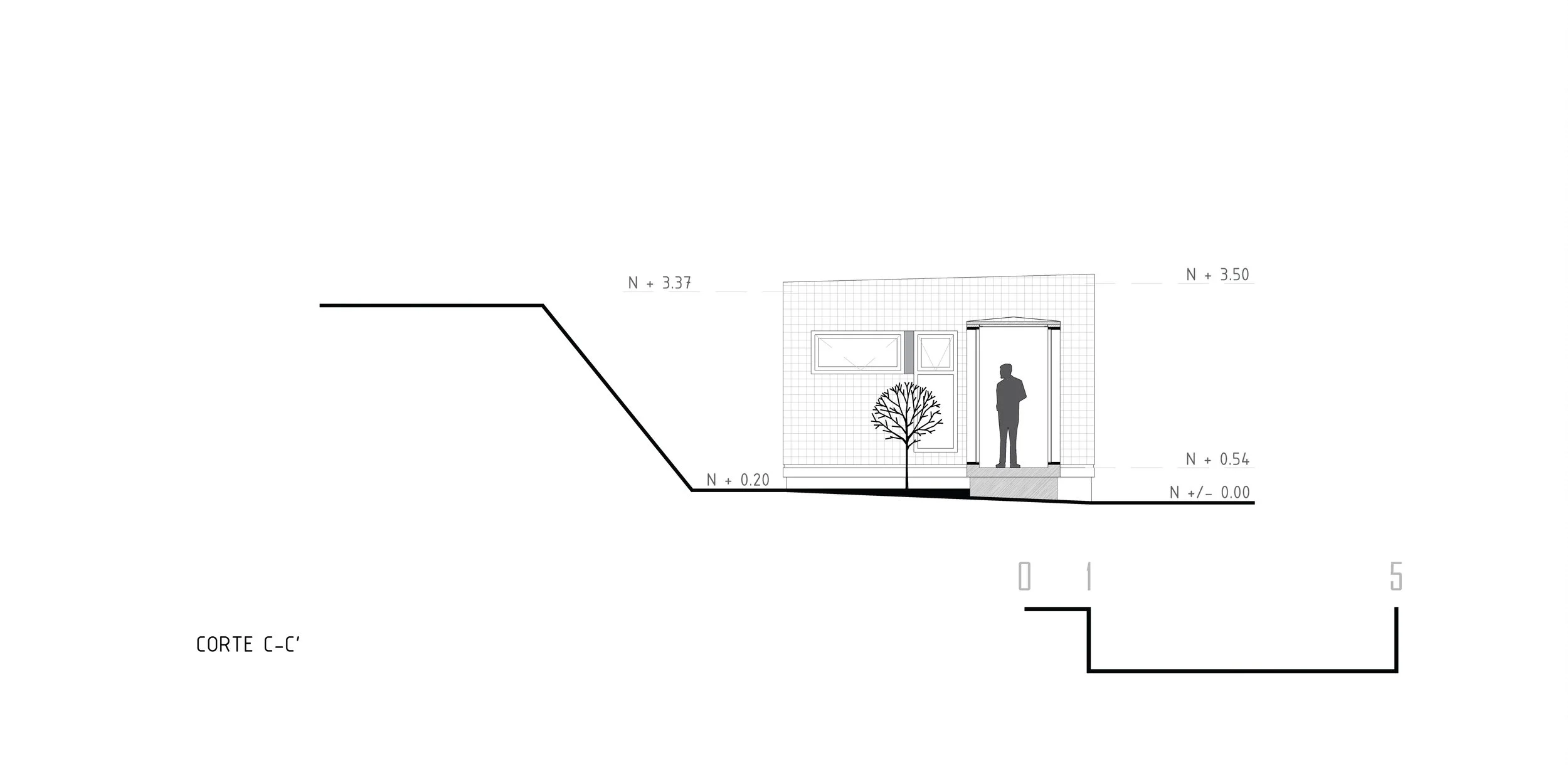 Sección de un plano arquitectónico de un edificio con vista frontal, mostrando la puerta de entrada, una ventana, una pequeña planta y un humano de pie.