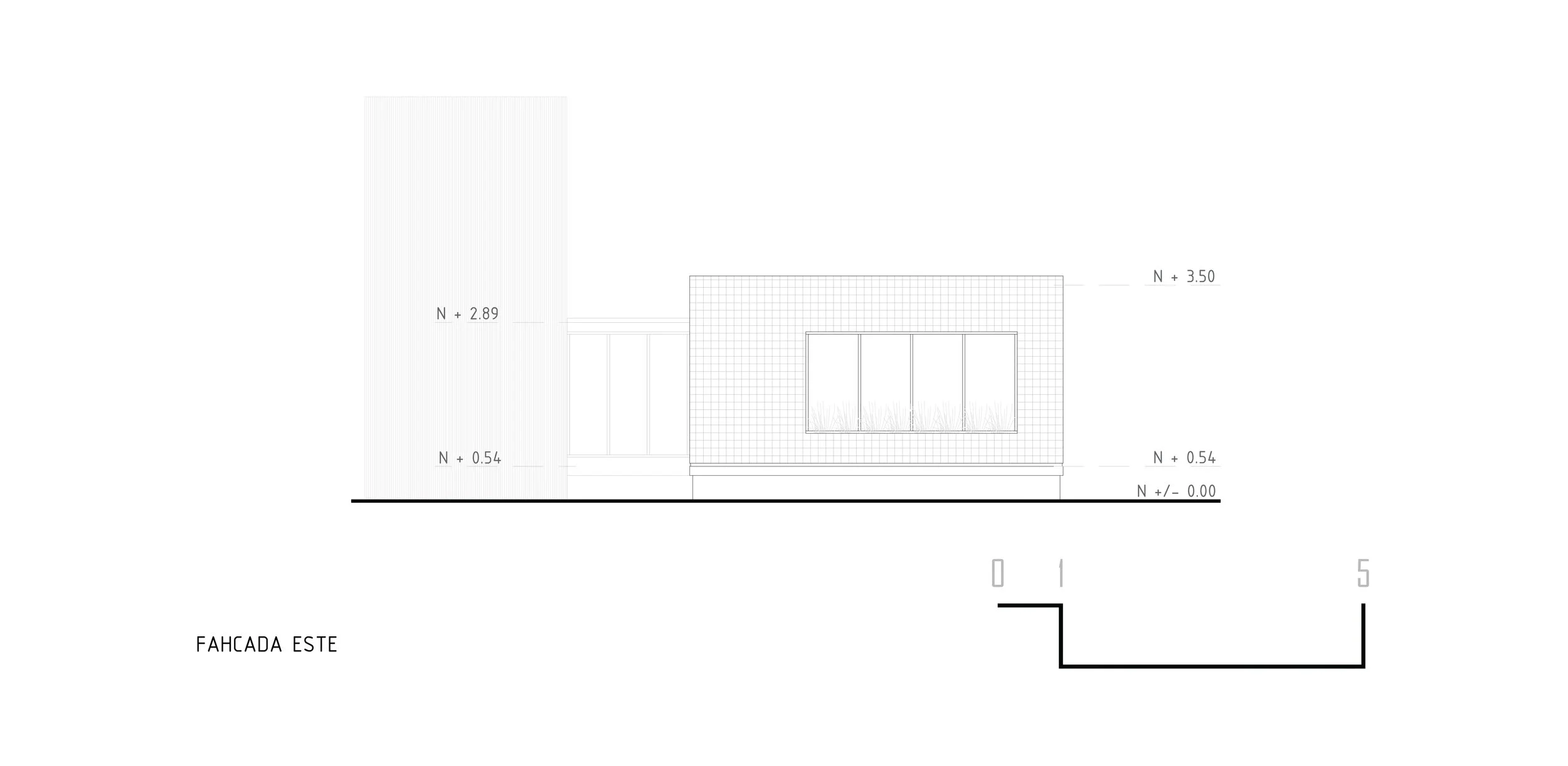 Dibujo técnico de una fachada de edificio con detalles arquitectónicos y niveles de altura anotados.