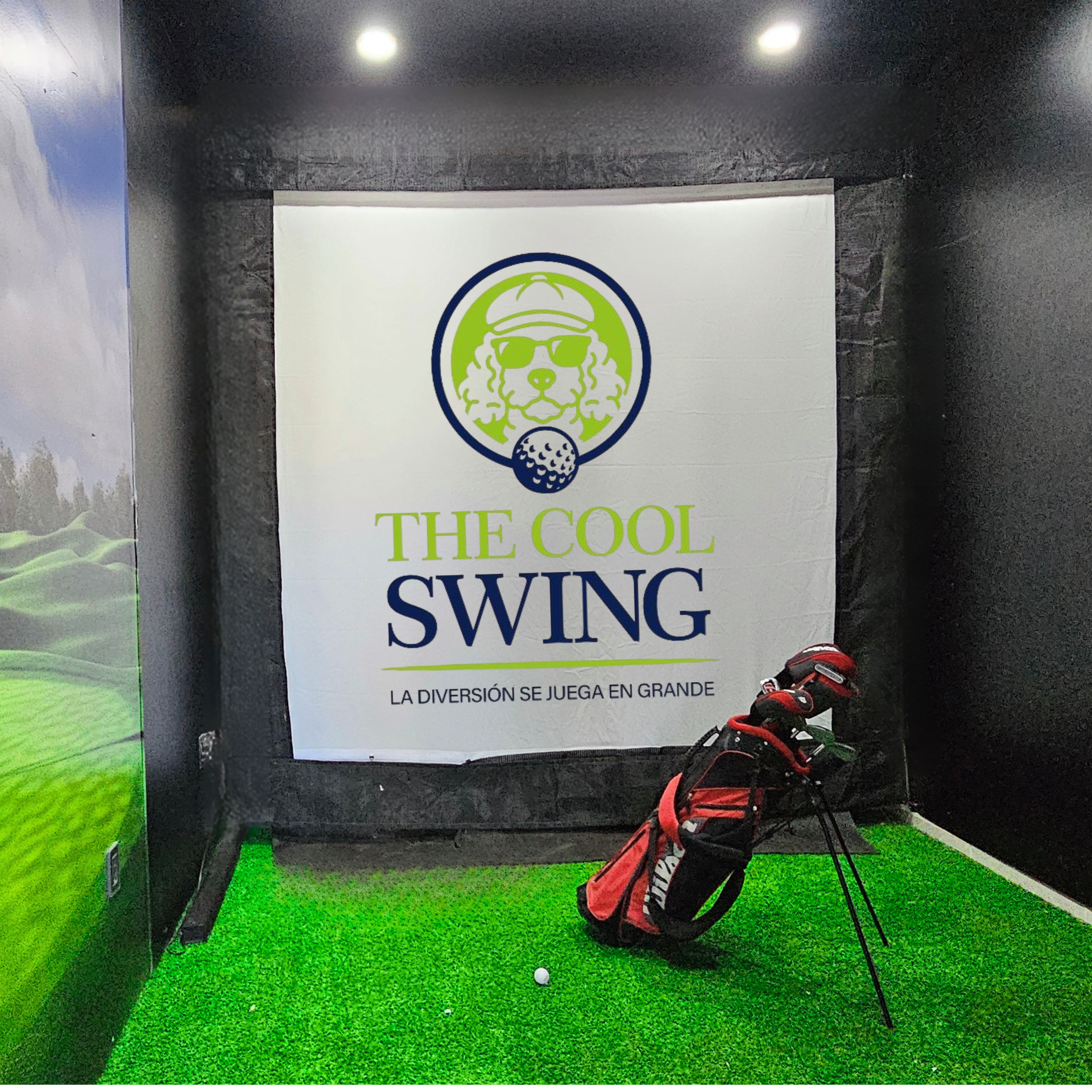 Entrada de un centro de golf con señales que indican 'The Cool Swing', una bolsa de golf y un palo de golf en una superficie de césped artificial, con paredes negras y un texto en la pared que dice 'La diversión se juega en grande'.