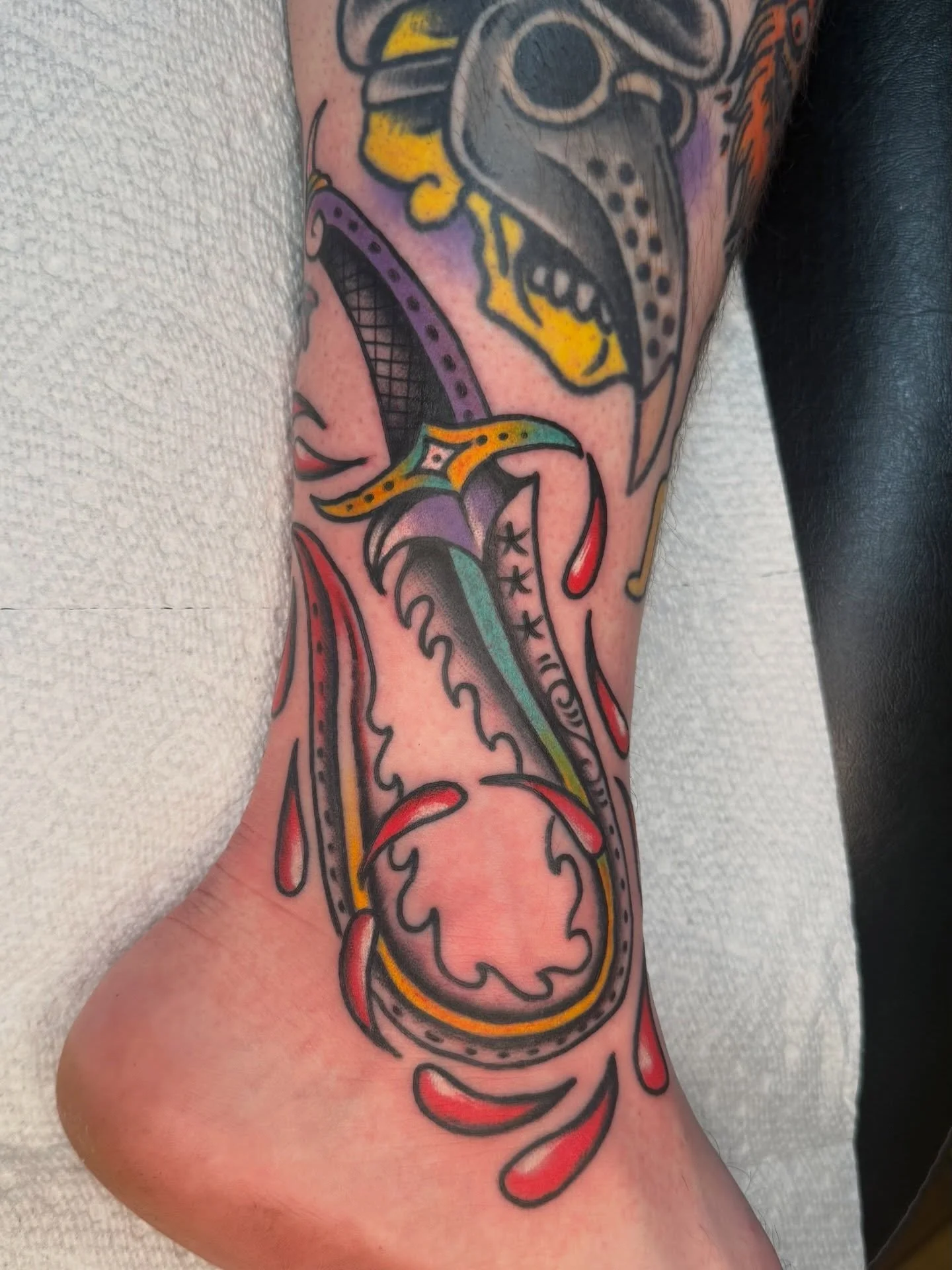 The ole&rsquo; wiggle dagger for Peaches&rsquo;s first dagger.
Thank you so much for going with my wild ideas, you&rsquo;re the man!
Booking May and beyond text 314 337 1728 to join the fun!

@selfinflicteddowntown 
#traditionaltattoo