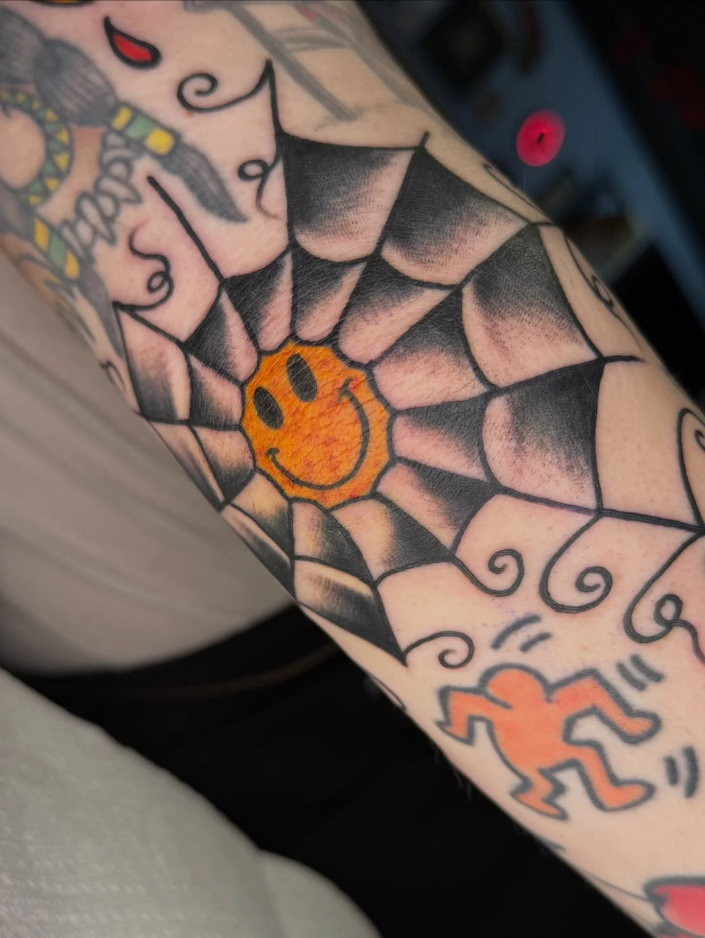 Swellbow and gap fillers drawn on for Paige 
Thank you for the continued trust all these years!
Booking May and beyond, text 314 337 1728 to join the fun!
@selfinflicteddowntown 

#gapfillers #traditionaltattoo