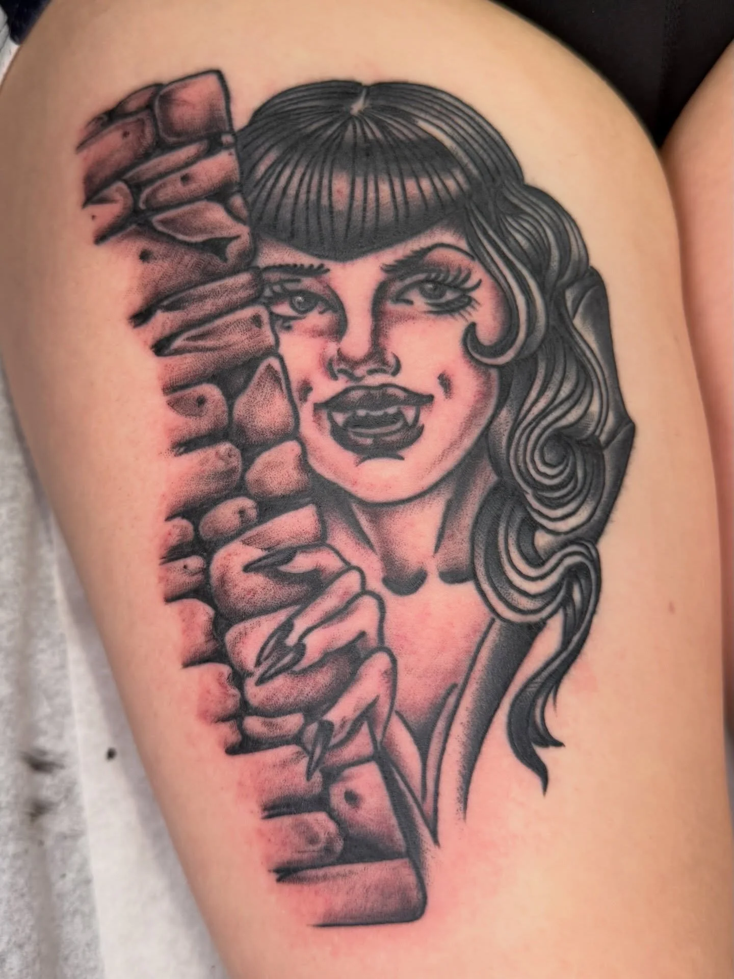 Creepers come in all shapes and sizes, this one happens to be a vampire babe creeping in her dungeon.
Half healed half fresh, thank you as always Xena!
Get yours today! Text 314 337 1728 to join the club

@selfinflicteddowntown 

#traditionaltattoo