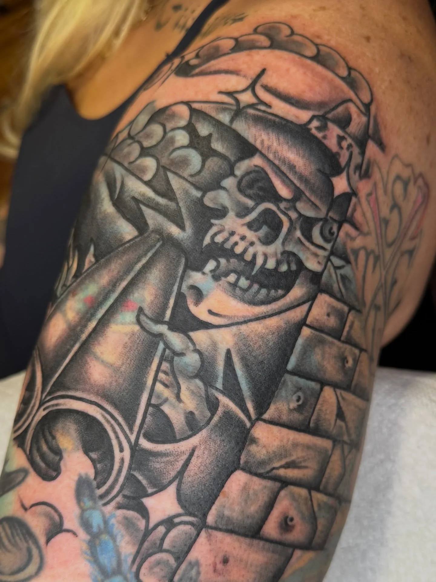 Super fun blast over creep for @rayne.tatz thanks for letting me do my thing on this!! I feel like blast overs are a tattooer&rsquo;s tattoo, and always just look so tough. 
Thanks Rayne! Great getting to know ya during this one!
@selfinflicteddownto