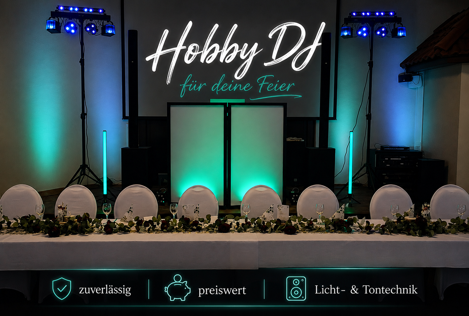 Festlich dekorierter DJ-Tisch mit Stühlen und Lichterdekoration, inklusive Beleuchtungs- und Tontechnik, mit einem Neon-Schild, das 'Hobby DJ für deine Feier' schreibt.