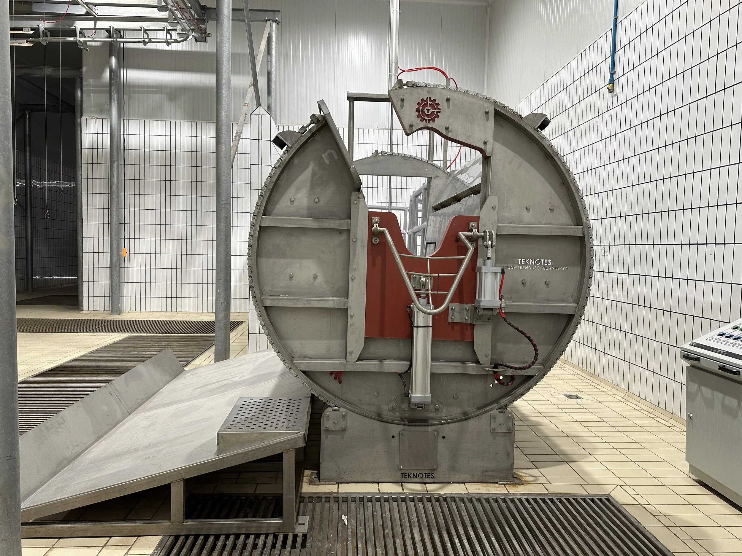 Rotary Halal cattle killing box with hydraulic restraint system for ritual slaughterhouse