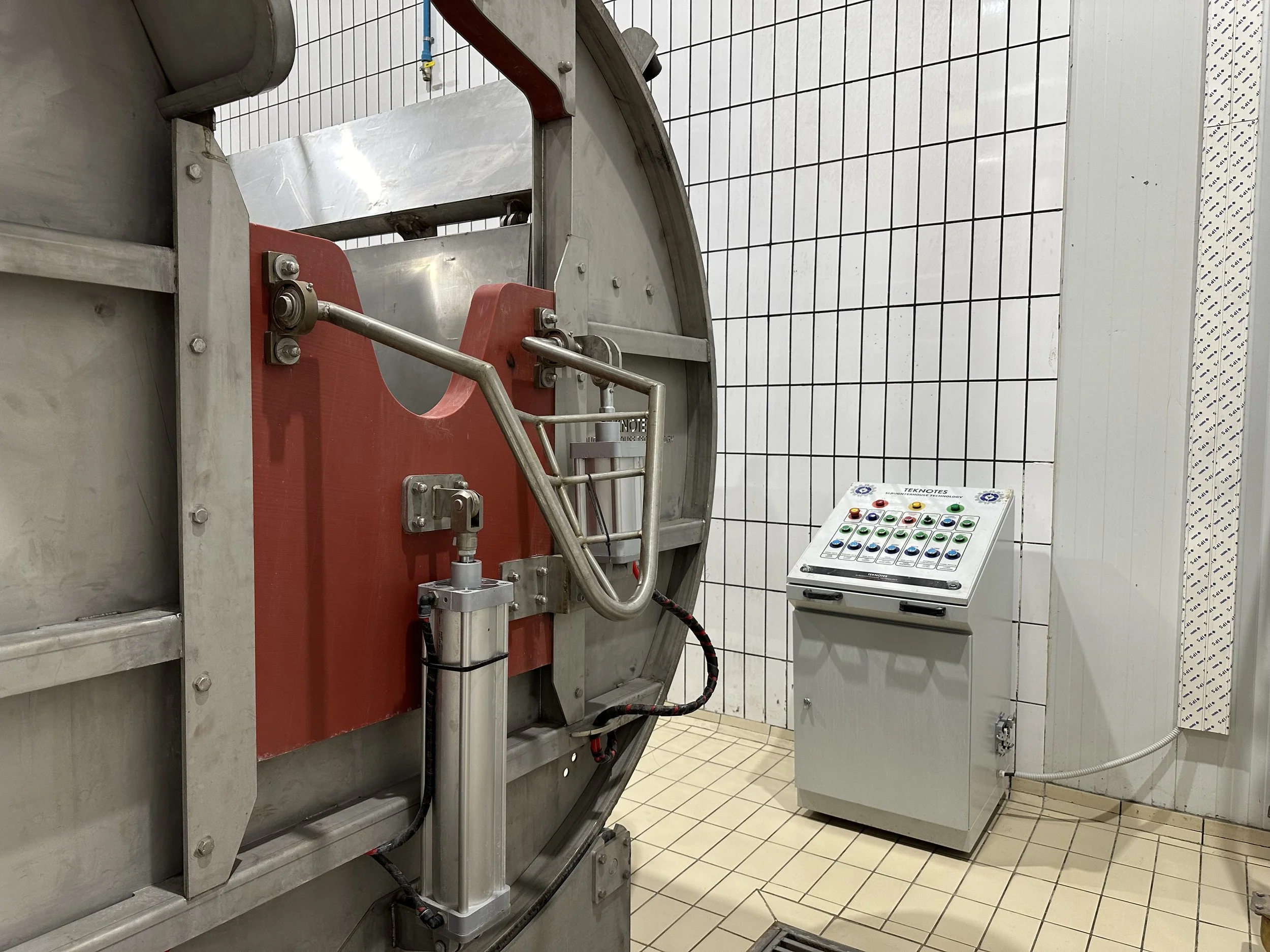 Rotary Halal cattle killing box with hydraulic restraint system for ritual slaughterhouse