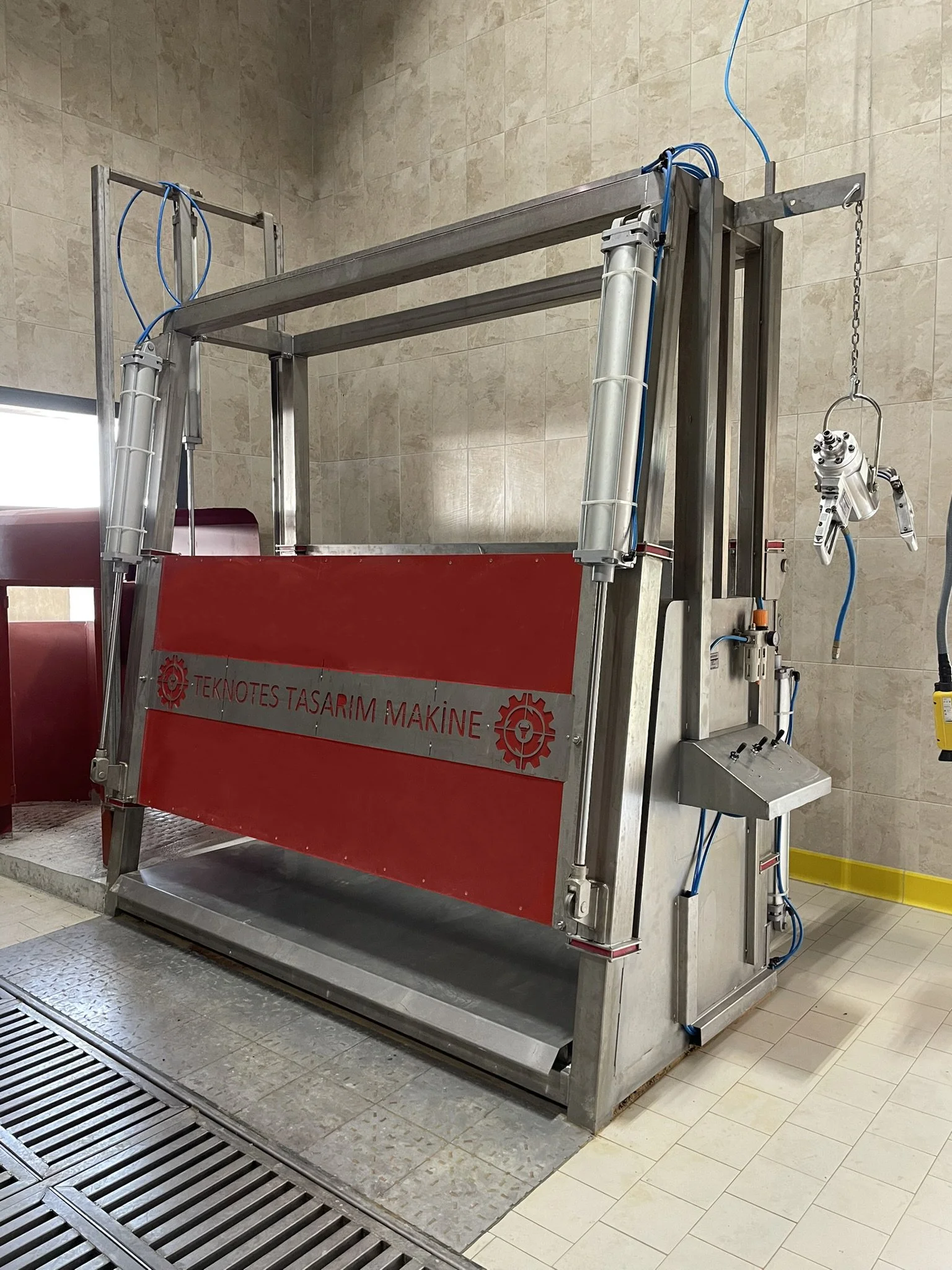 Teknotes Pneumatic Cattle Killing Box ensures safe and Halal-compliant slaughter. Stainless steel ritual trap with pneumatic restraint for beef abattoirs.