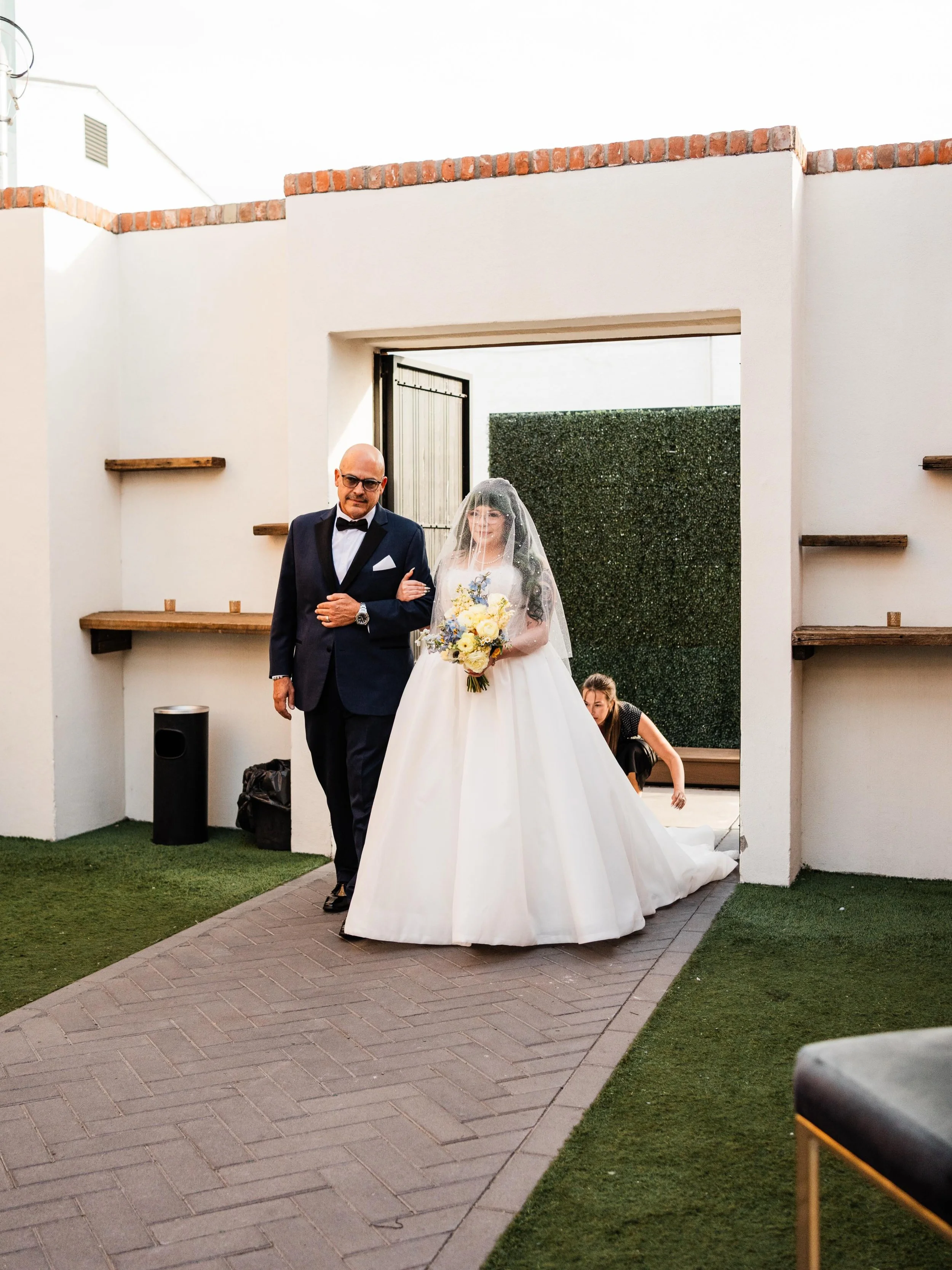 Real question for future brides: how are you picking your wedding color palette&hellip; gut feeling, Pinterest board chaos, or pure panic?
Either way, I&rsquo;ll make it look spectacular🩵💚💛

#weddingplanner #eventcoordinator #arizonawedding #wendt