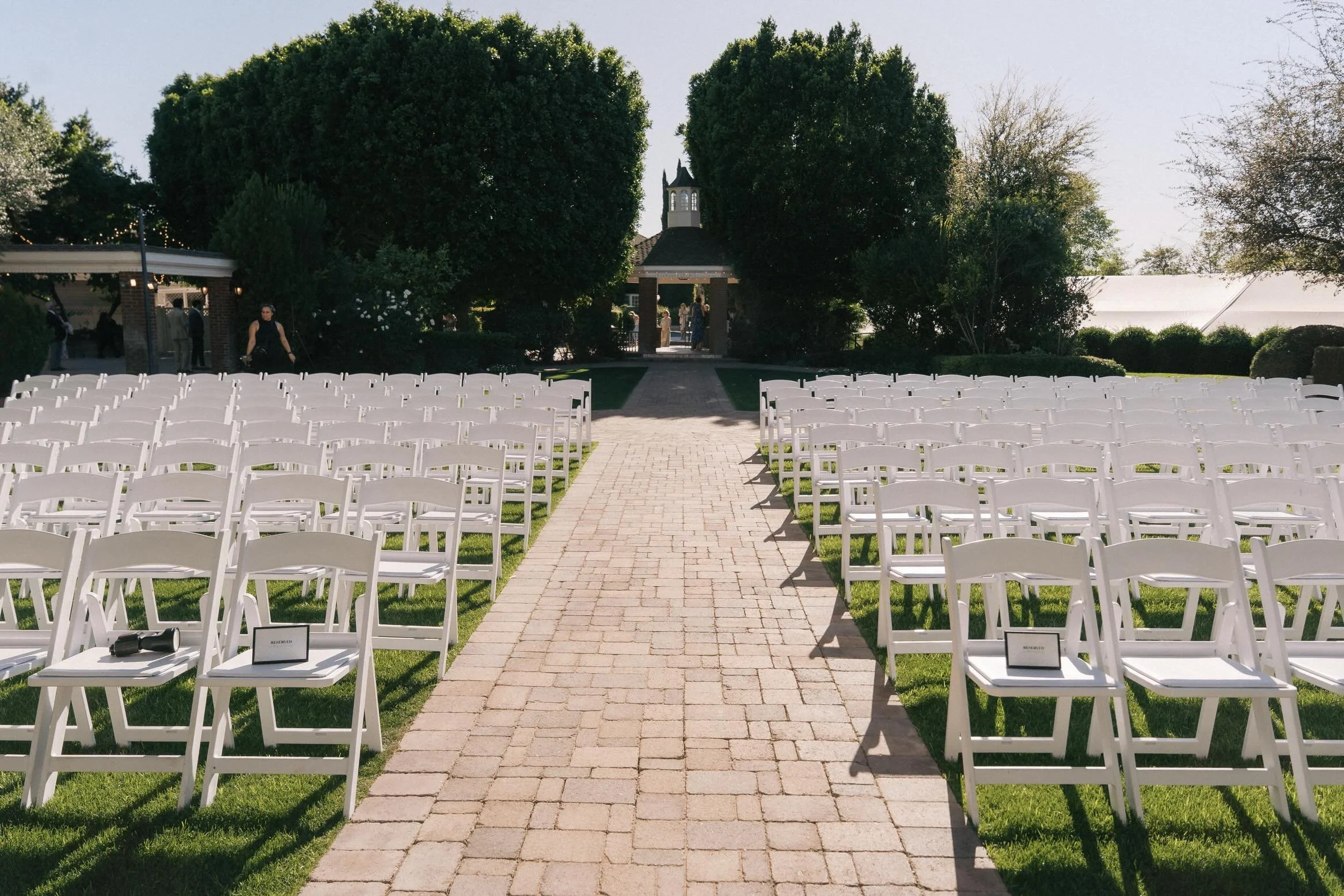 From empty seats to a full heart kind of moment 🤍✨🥹

.
#weddingplanner #weddinginspo #ceremonysetup #wendtevents

📷: @thetinnins