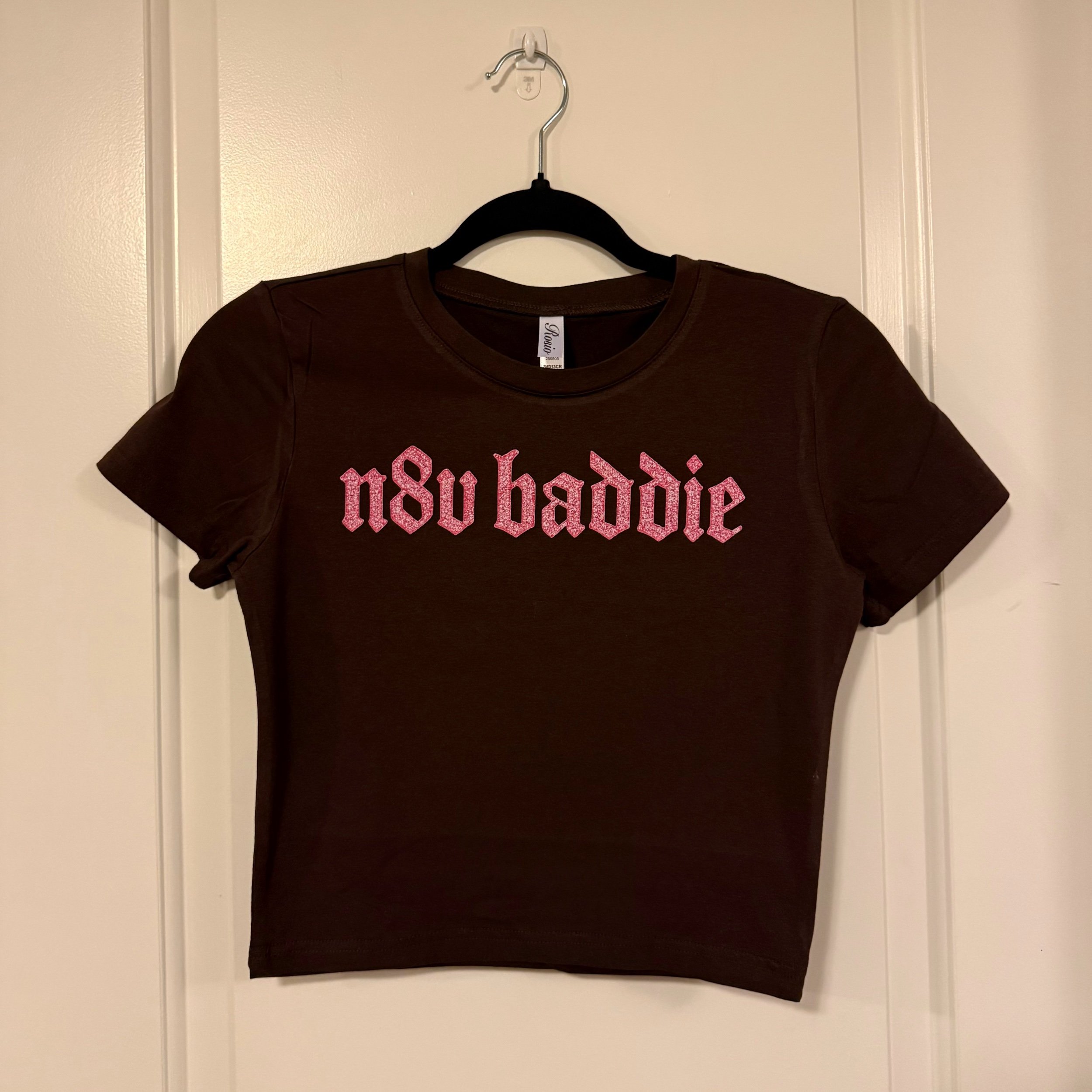 n8v baddie - Crop Tee - Brown