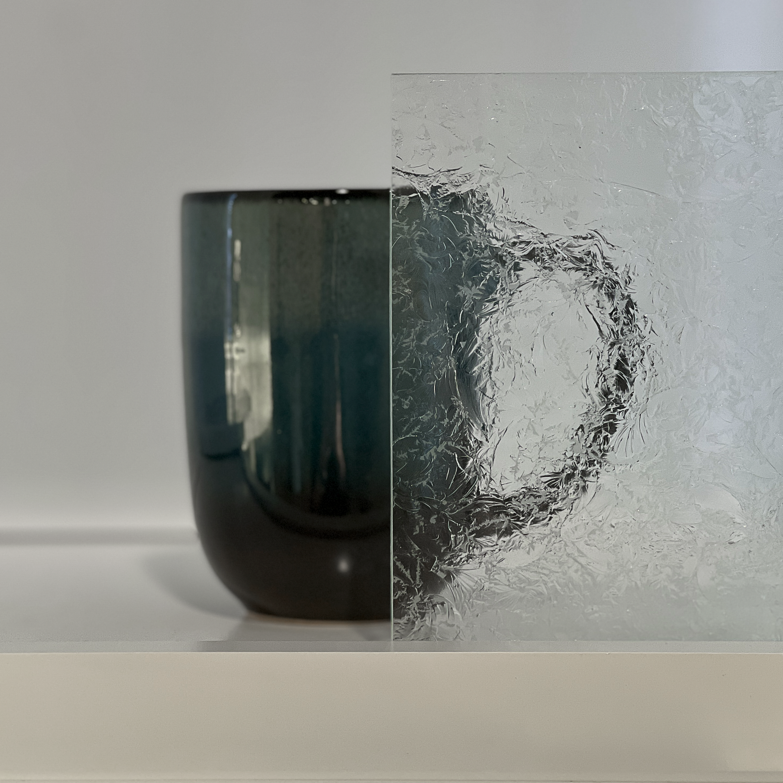 Glue Chip – An organic, frosted texture that resembles frost or fern patterns. Offers high privacy with soft light diffusion.